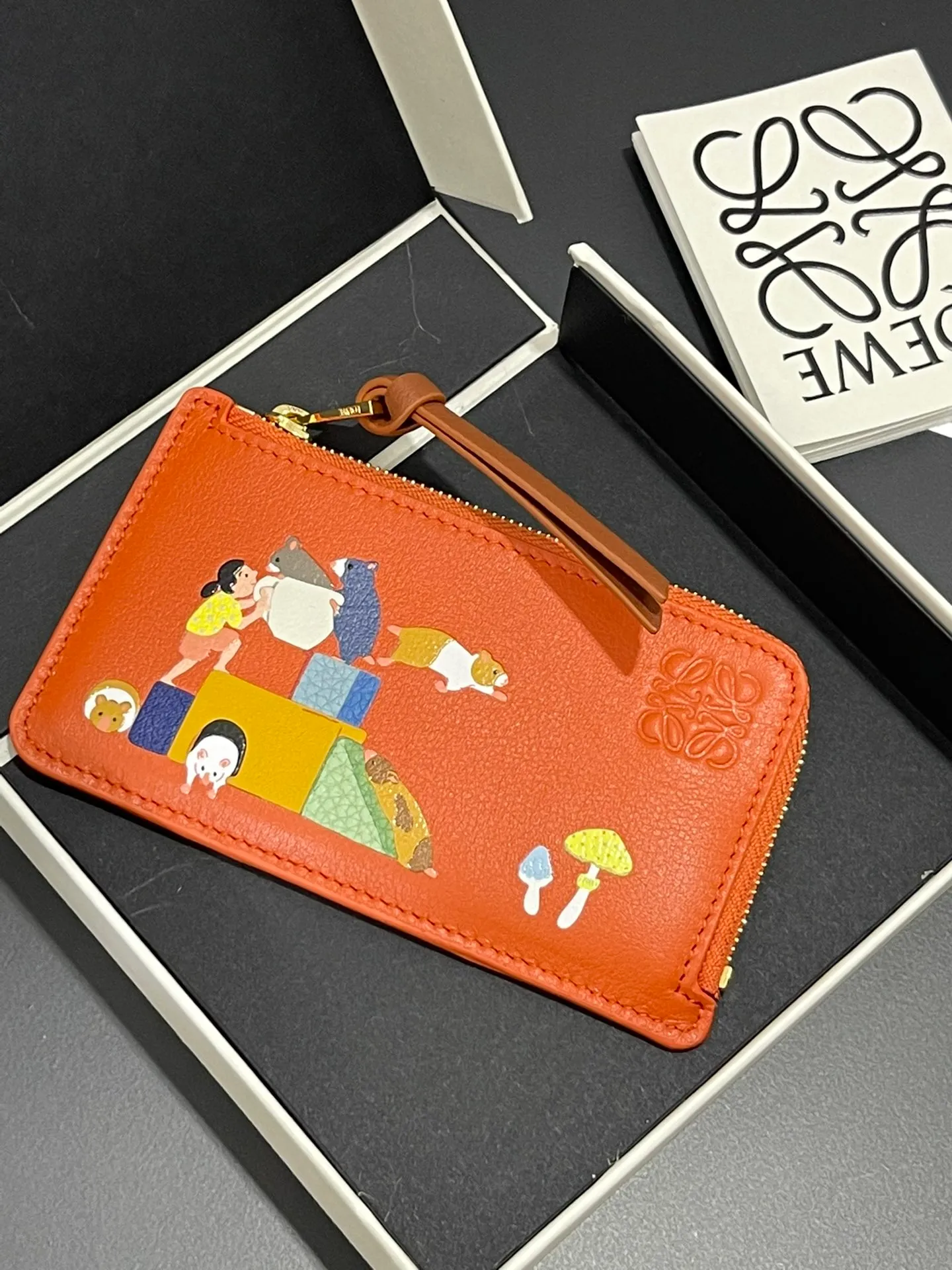 660💰Suna Fujita cooperation limited series hamster🐹Zip card holder Made of nappa calfskin, four card slots and zipper compartment, with hamster pattern, style number 3815, size 13*7.5 (⚠️Note: Each color of the silk screen pattern will be a little darker, which is inevitable, if you mind, please do not place an order)