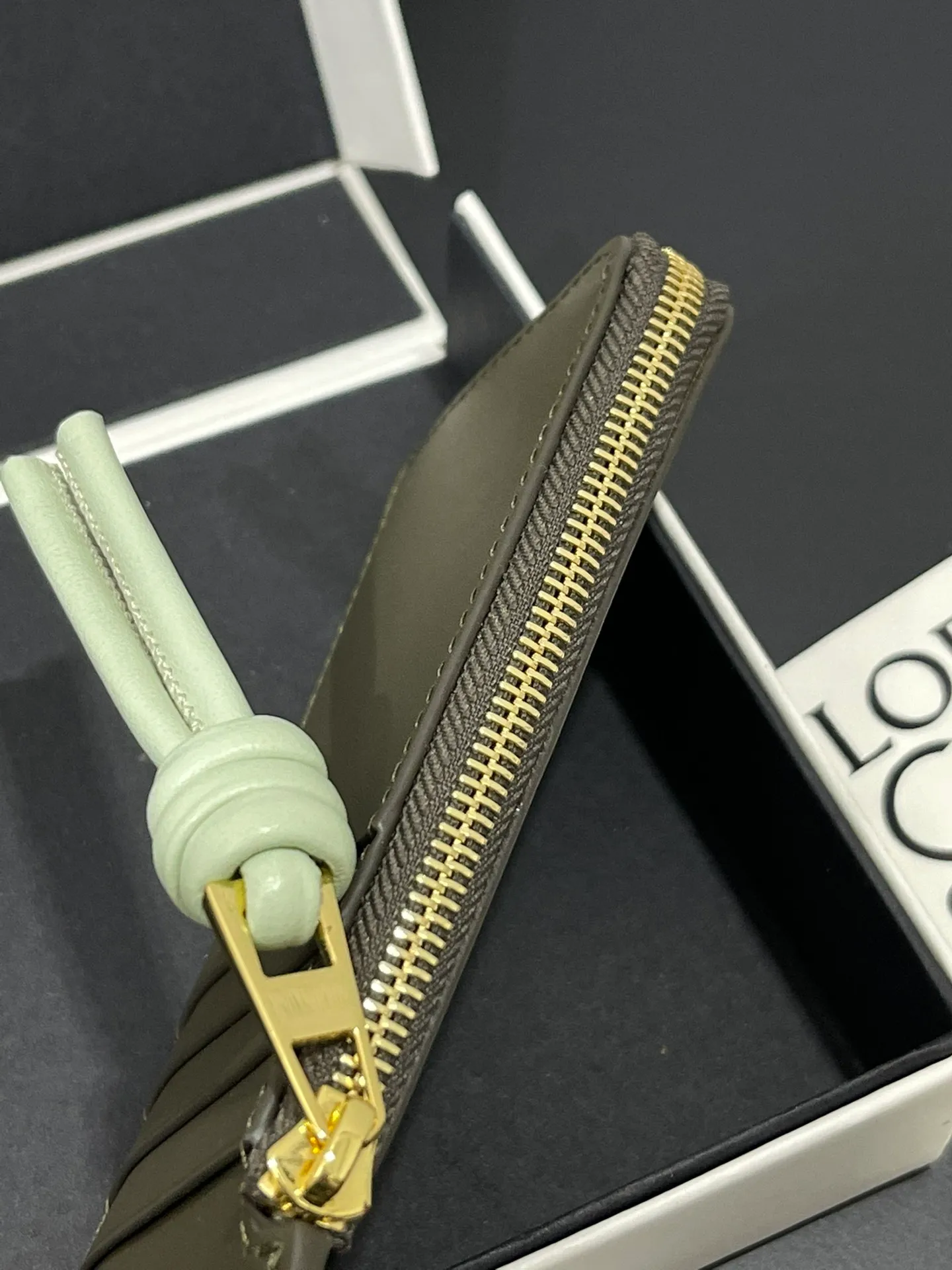 Satin nappa cowhide knot zipper small card holder, sheepskin lining, color-blocked knot pull tab, four card slots and zipper compartment. Style number 3793, size 13.5✕7 💰300