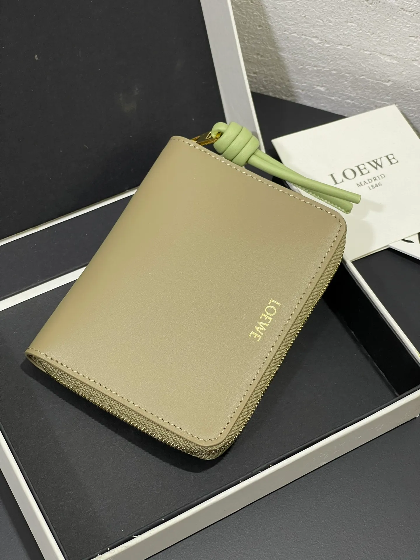 💰820 glossy nappa cowhide knot zipper wallet with sheepskin lining, color-blocked knot pull tab, six card slots and zipper compartment. Style number 3805, size 12*9.5
