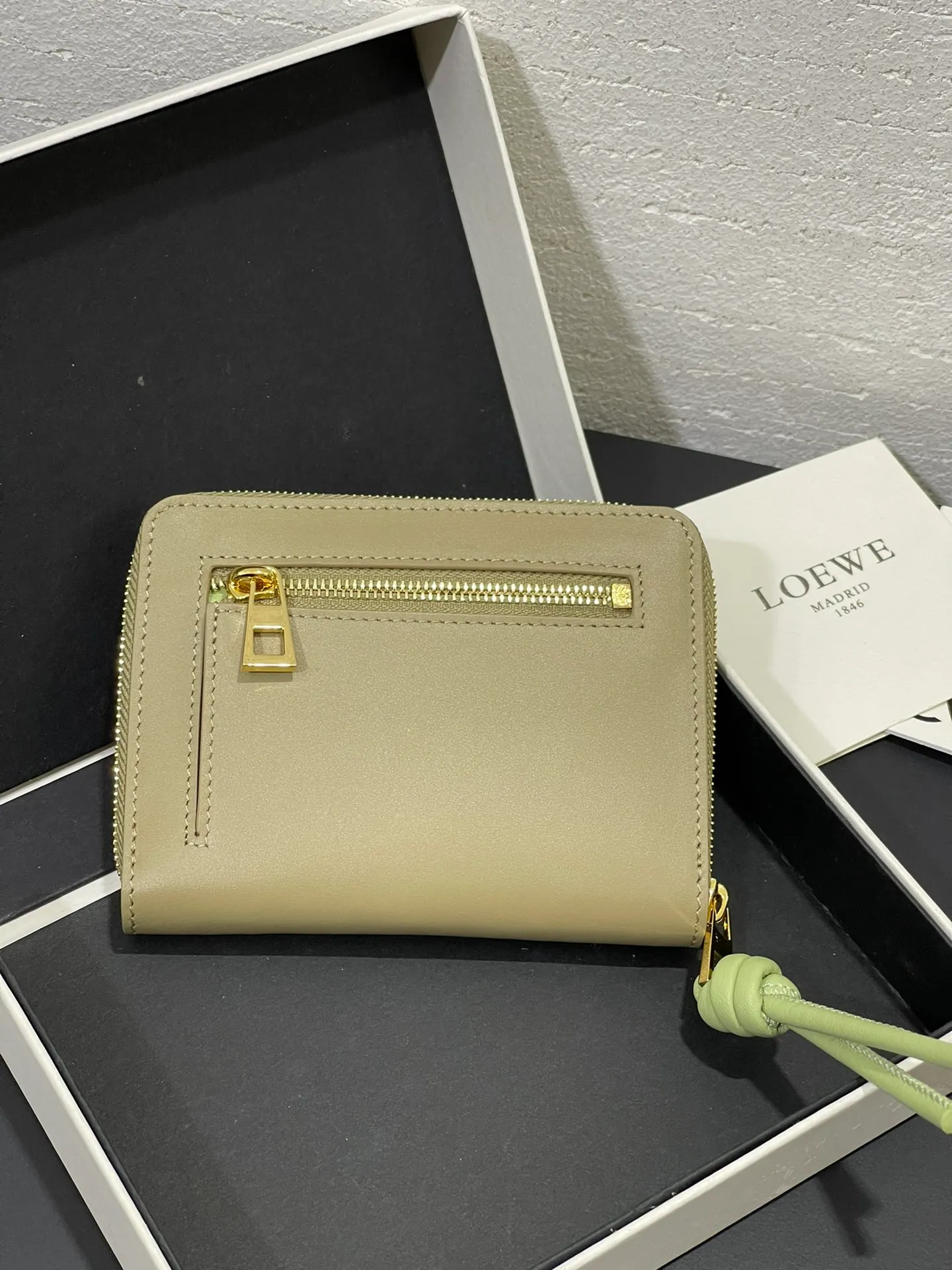 💰820 glossy nappa cowhide knot zipper wallet with sheepskin lining, color-blocked knot pull tab, six card slots and zipper compartment. Style number 3805, size 12*9.5