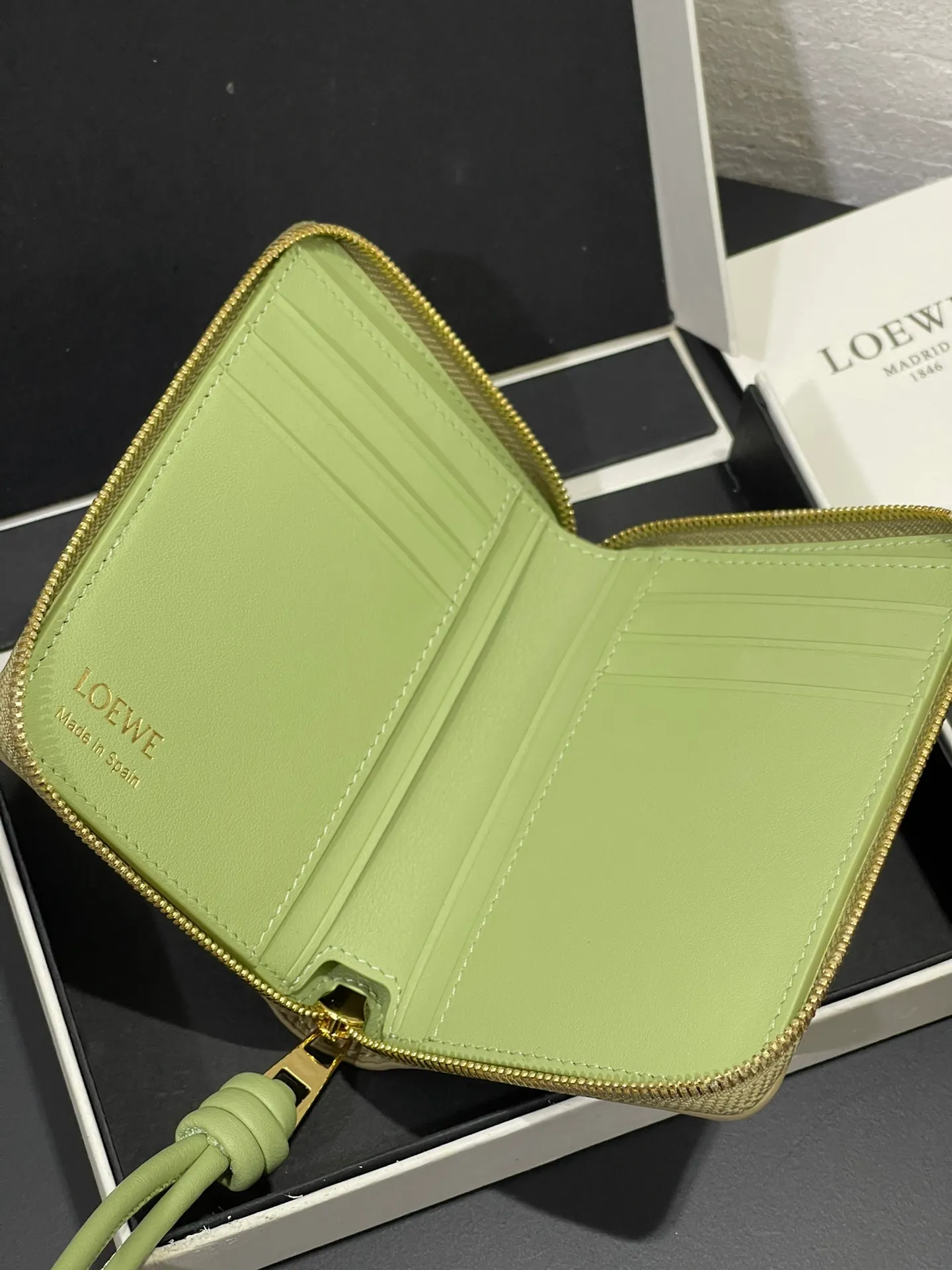 💰820 glossy nappa cowhide knot zipper wallet with sheepskin lining, color-blocked knot pull tab, six card slots and zipper compartment. Style number 3805, size 12*9.5