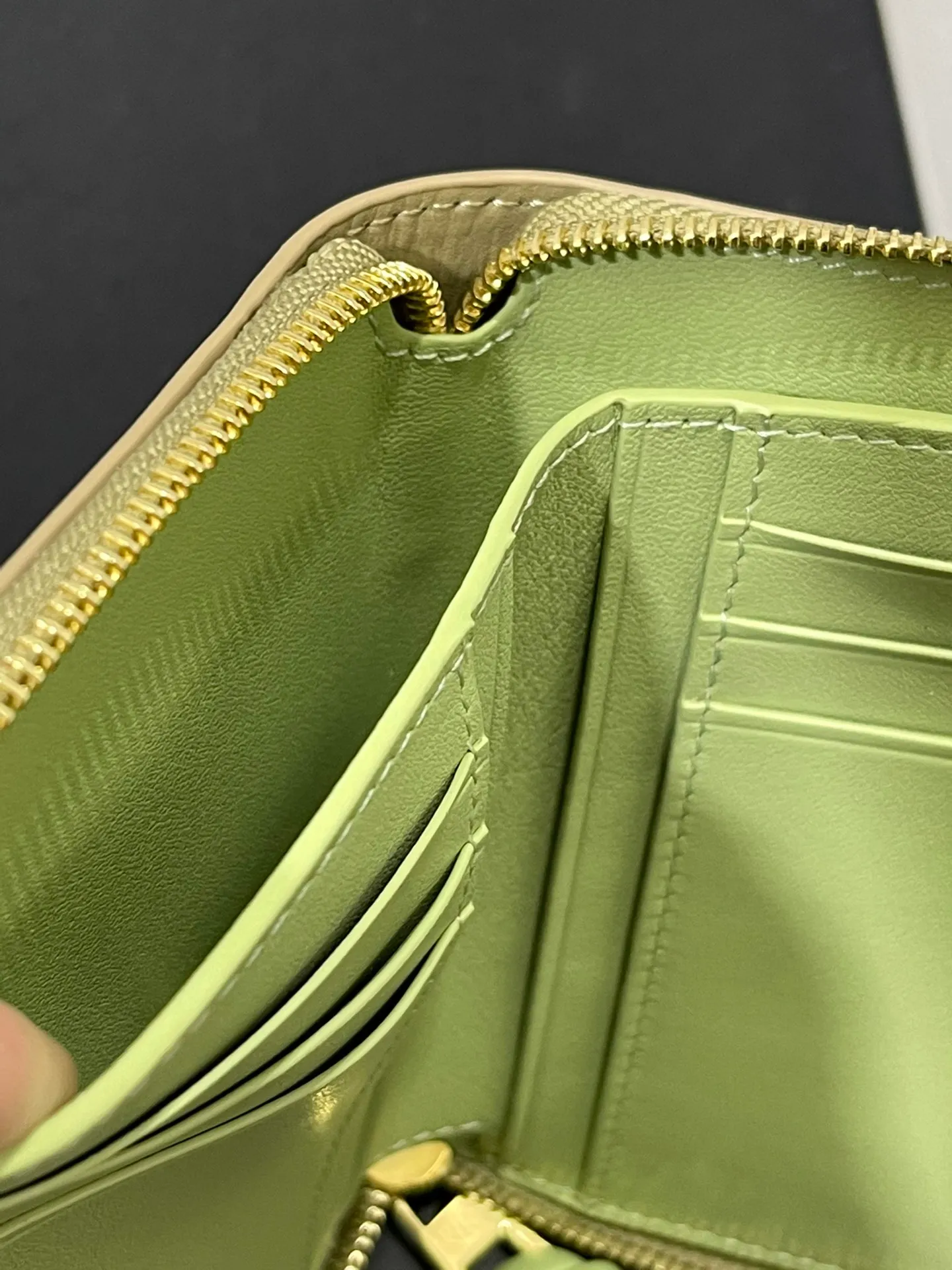 💰820 glossy nappa cowhide knot zipper wallet with sheepskin lining, color-blocked knot pull tab, six card slots and zipper compartment. Style number 3805, size 12*9.5