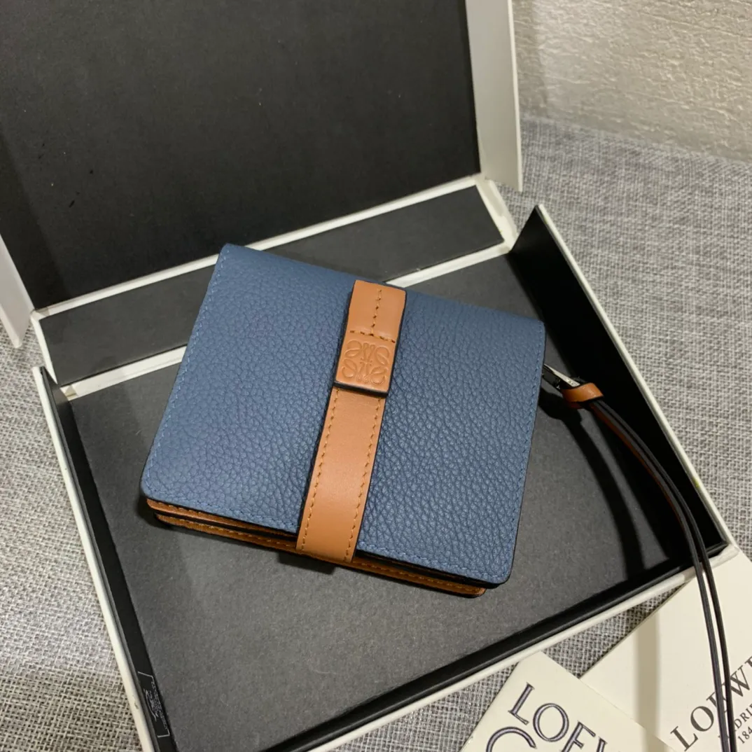 740💰 Compact zip wallet is made of wear-resistant piqué calfskin with a two-color combination. It has card slots and a coin pocket inside, making it exquisite and practical. Style number 3711, size 10.5*9*3