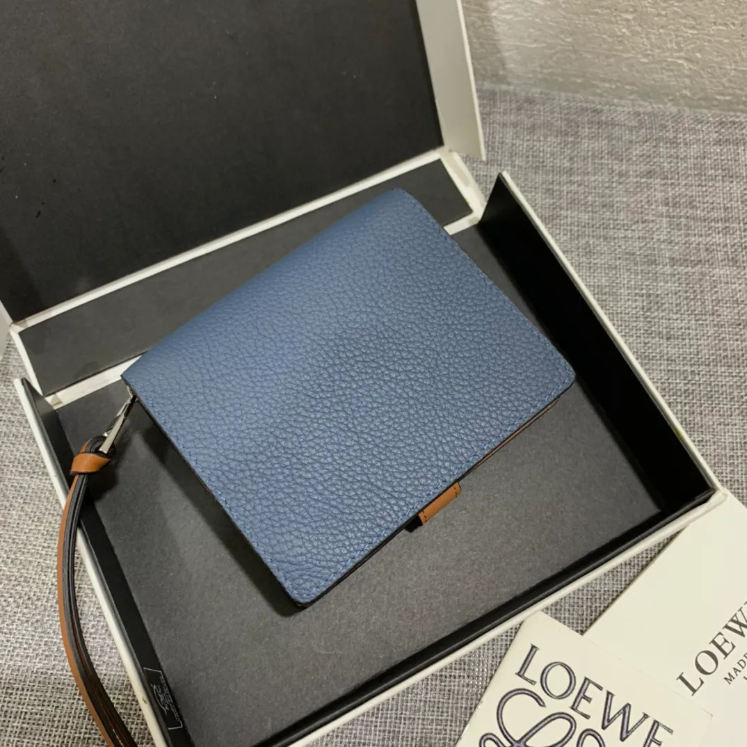 740💰 Compact zip wallet is made of wear-resistant piqué calfskin with a two-color combination. It has card slots and a coin pocket inside, making it exquisite and practical. Style number 3711, size 10.5*9*3