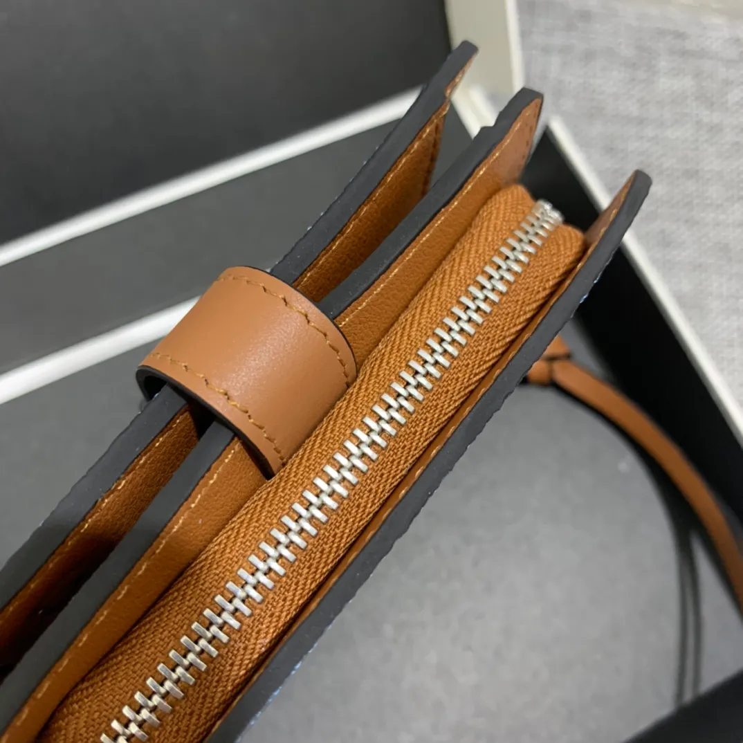 740💰 Compact zip wallet is made of wear-resistant piqué calfskin with a two-color combination. It has card slots and a coin pocket inside, making it exquisite and practical. Style number 3711, size 10.5*9*3