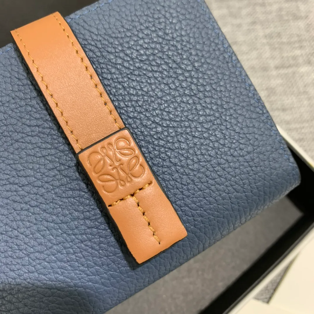 740💰 Compact zip wallet is made of wear-resistant piqué calfskin with a two-color combination. It has card slots and a coin pocket inside, making it exquisite and practical. Style number 3711, size 10.5*9*3