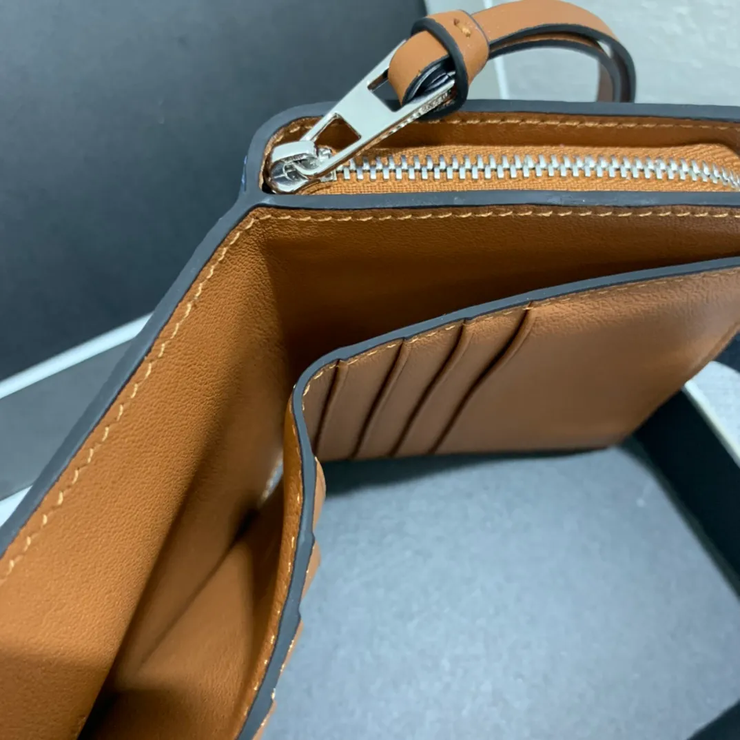 740💰 Compact zip wallet is made of wear-resistant piqué calfskin with a two-color combination. It has card slots and a coin pocket inside, making it exquisite and practical. Style number 3711, size 10.5*9*3