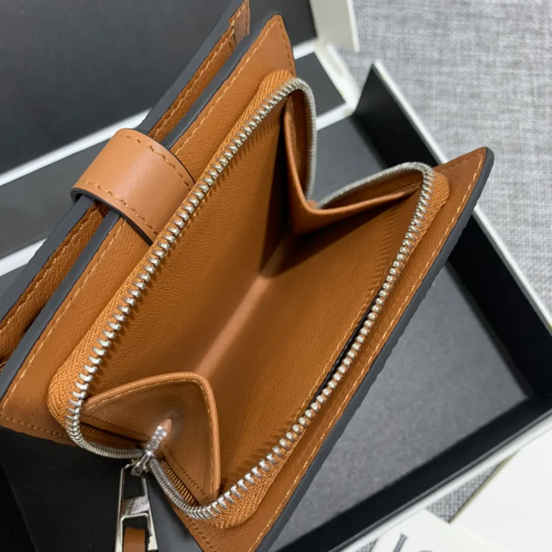 740💰 Compact zip wallet is made of wear-resistant piqué calfskin with a two-color combination. It has card slots and a coin pocket inside, making it exquisite and practical. Style number 3711, size 10.5*9*3