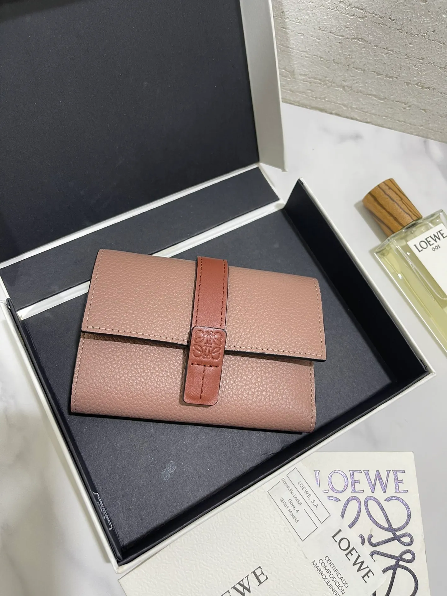 640💰 Small vertical wallet series wallets are made of soft pique calfskin and contrasting calfskin. It has zipper pockets, card slots and slip pockets, and a push button switch. It is exquisite and practical. Style number 3785, size 12*8.5