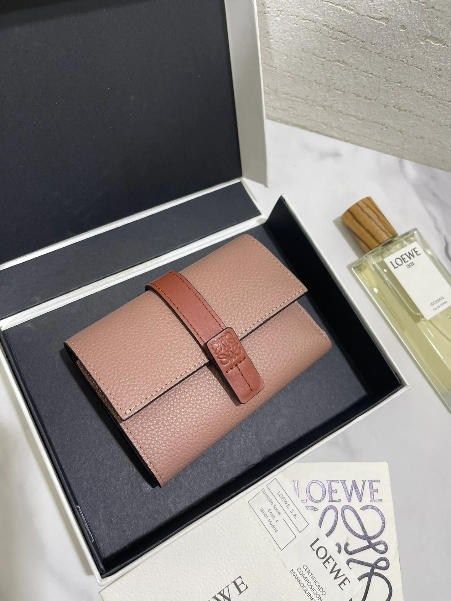 640💰 Small vertical wallet series wallets are made of soft pique calfskin and contrasting calfskin. It has zipper pockets, card slots and slip pockets, and a push button switch. It is exquisite and practical. Style number 3785, size 12*8.5