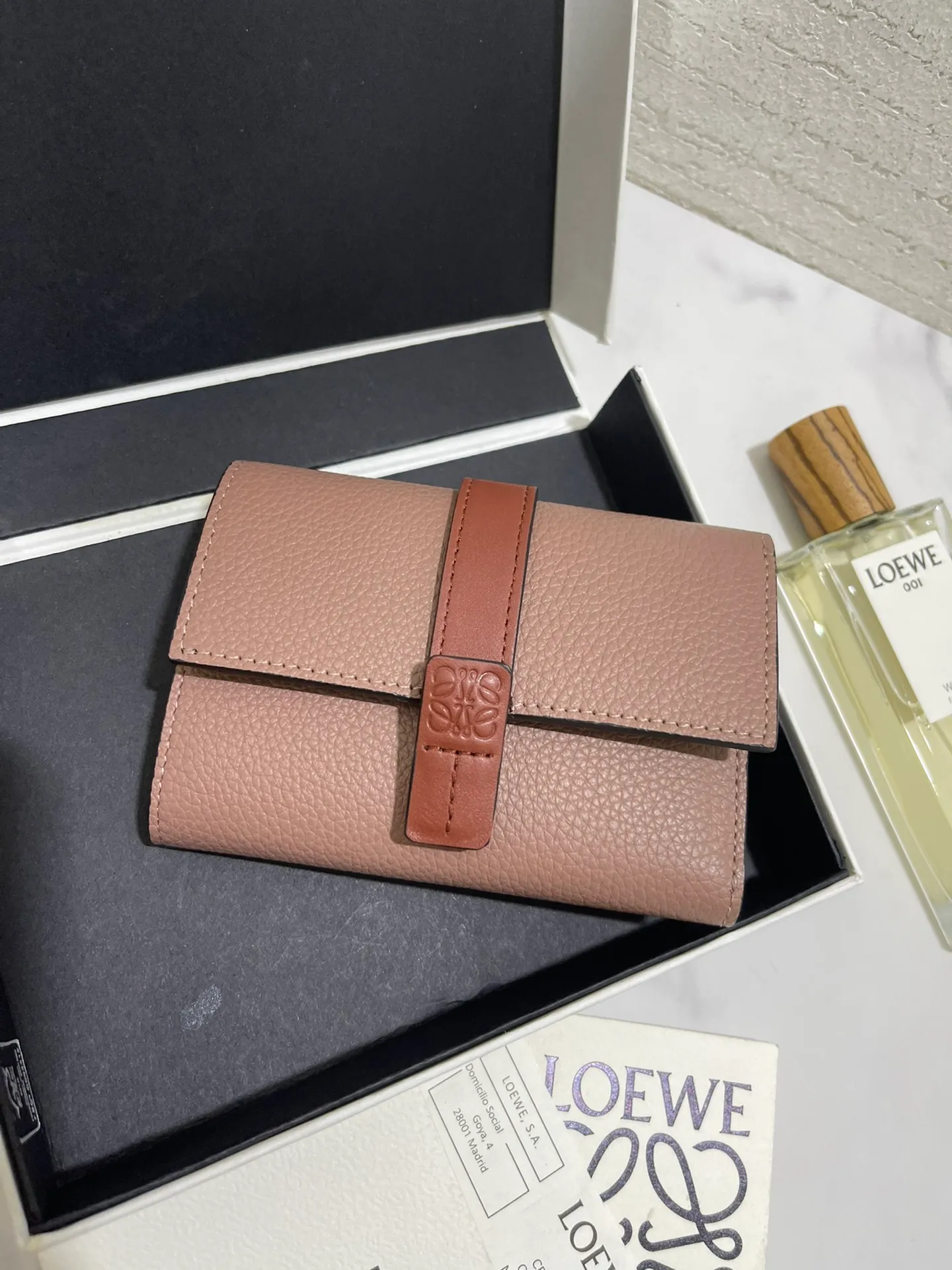 640💰 Small vertical wallet series wallets are made of soft pique calfskin and contrasting calfskin. It has zipper pockets, card slots and slip pockets, and a push button switch. It is exquisite and practical. Style number 3785, size 12*8.5