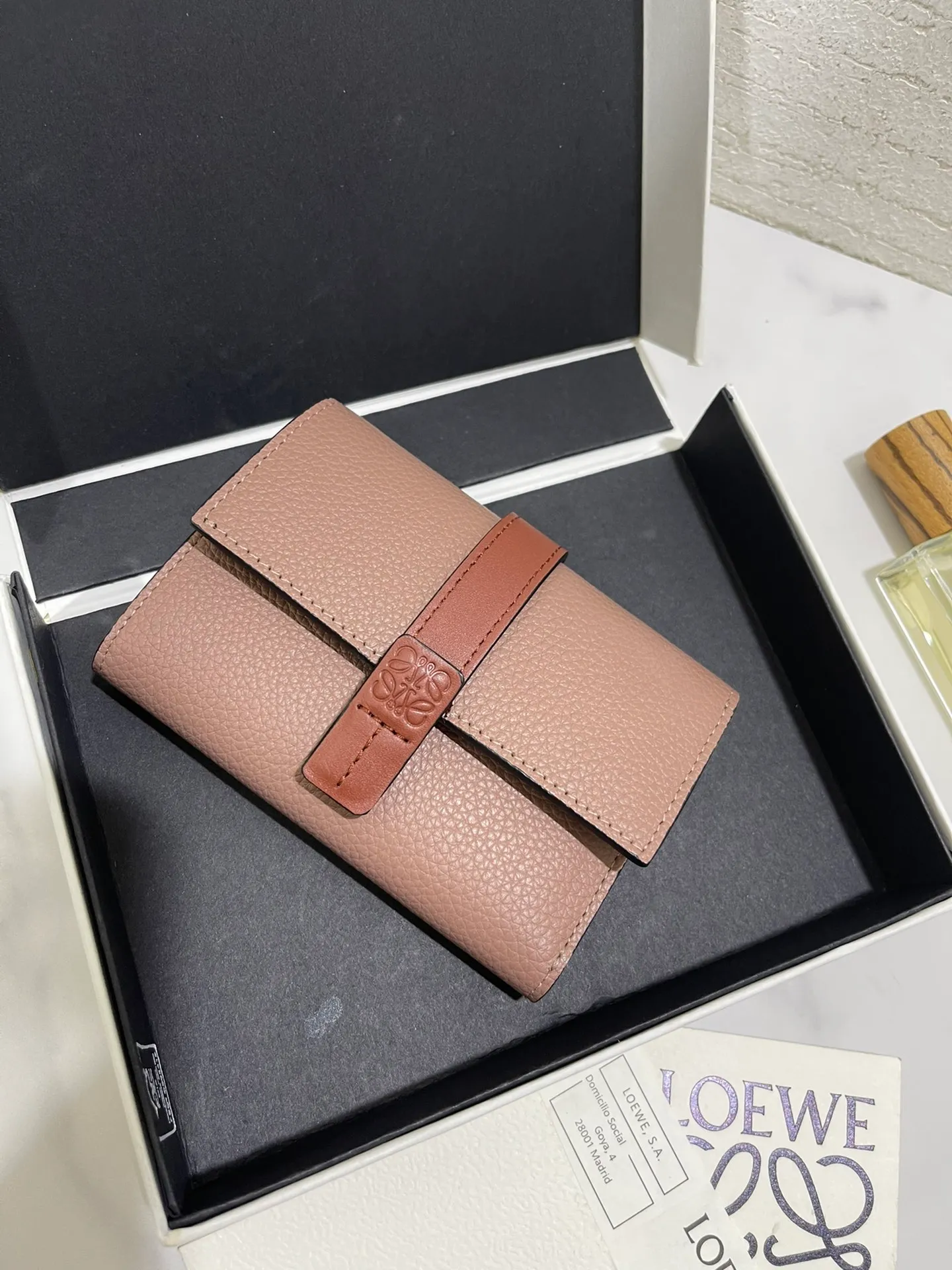 640💰 Small vertical wallet series wallets are made of soft pique calfskin and contrasting calfskin. It has zipper pockets, card slots and slip pockets, and a push button switch. It is exquisite and practical. Style number 3785, size 12*8.5