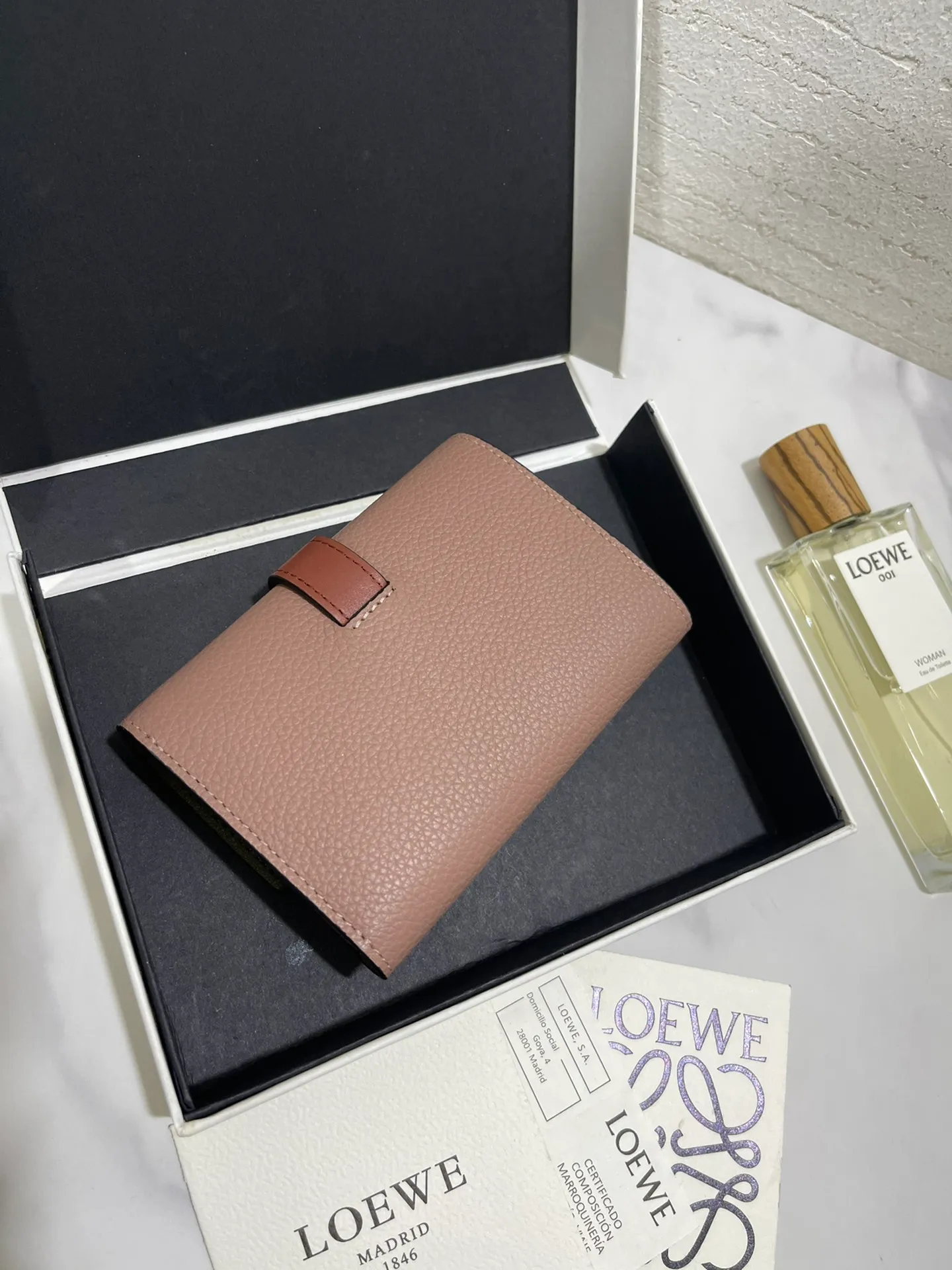 640💰 Small vertical wallet series wallets are made of soft pique calfskin and contrasting calfskin. It has zipper pockets, card slots and slip pockets, and a push button switch. It is exquisite and practical. Style number 3785, size 12*8.5