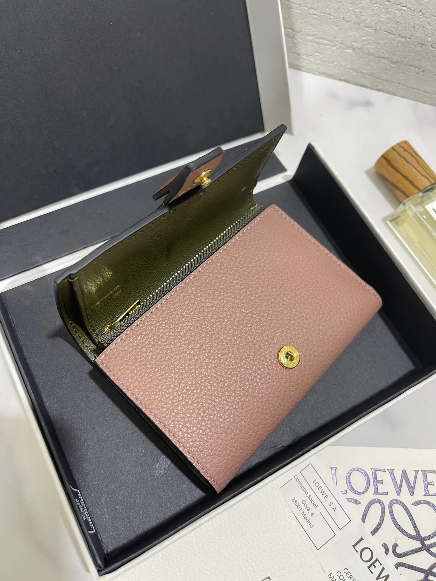 640💰 Small vertical wallet series wallets are made of soft pique calfskin and contrasting calfskin. It has zipper pockets, card slots and slip pockets, and a push button switch. It is exquisite and practical. Style number 3785, size 12*8.5