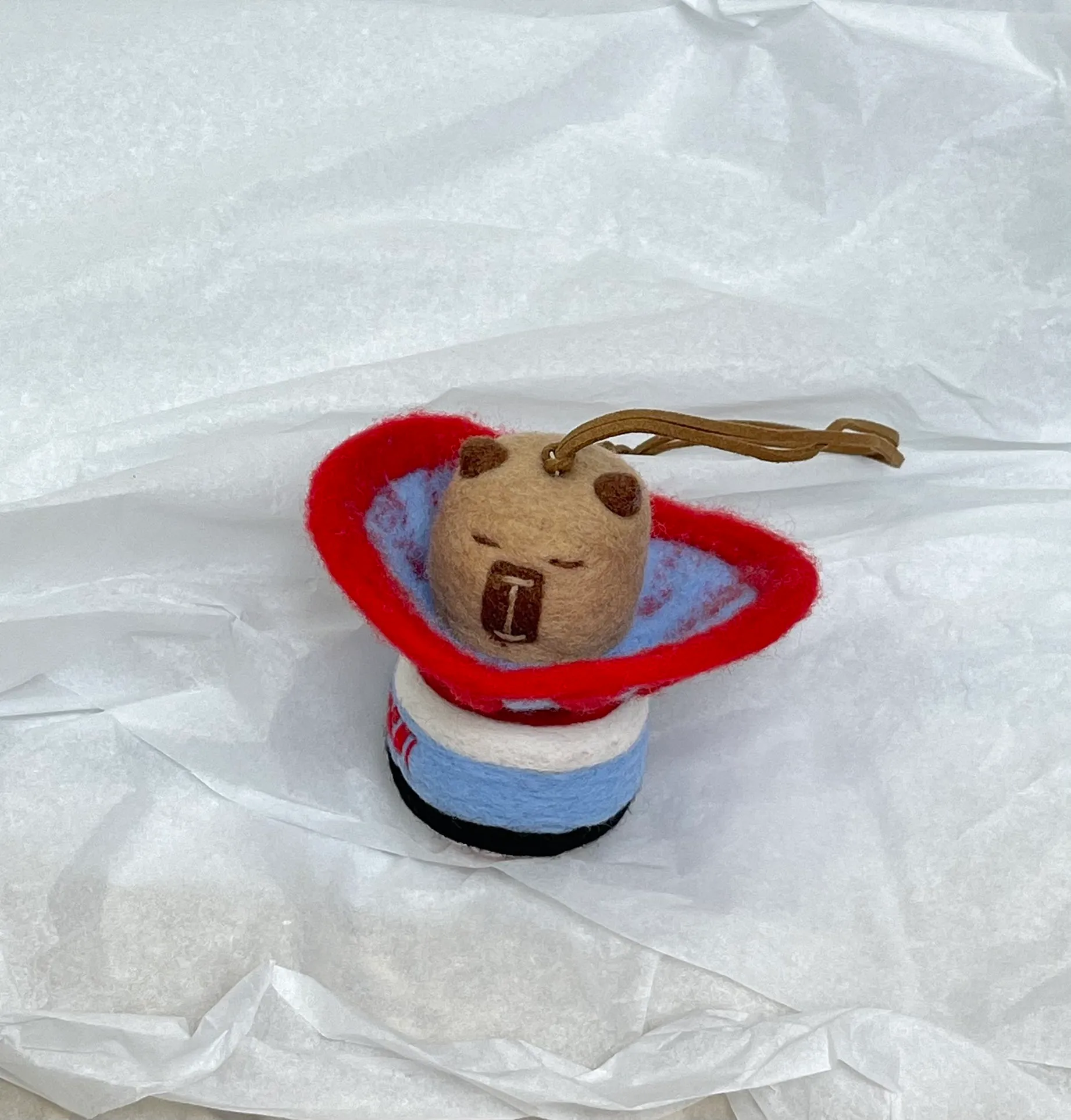 Marni felt pendant is super cute! The rope can be untied and knotted by yourself and comes with a blank dust bag (⚠️Note: It is purely handmade, each one is unique, if you mind, please place your order carefully)