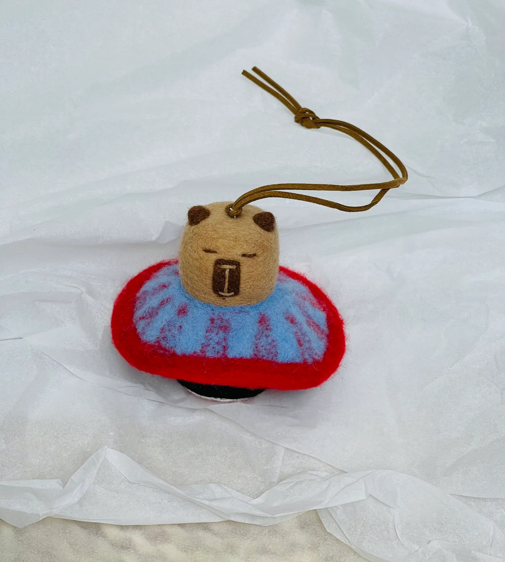Marni felt pendant is super cute! The rope can be untied and knotted by yourself and comes with a blank dust bag (⚠️Note: It is purely handmade, each one is unique, if you mind, please place your order carefully)