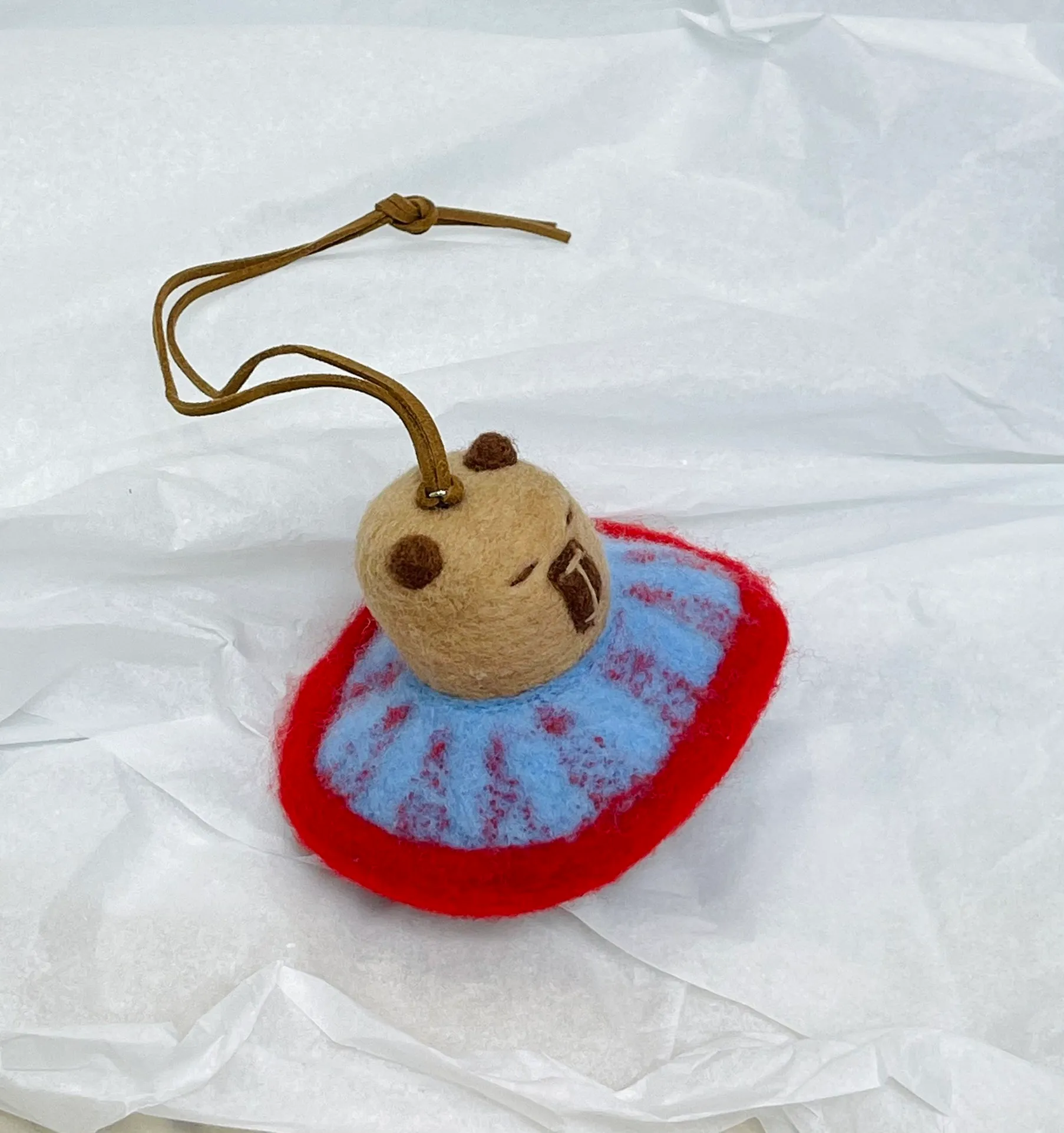 Marni felt pendant is super cute! The rope can be untied and knotted by yourself and comes with a blank dust bag (⚠️Note: It is purely handmade, each one is unique, if you mind, please place your order carefully)