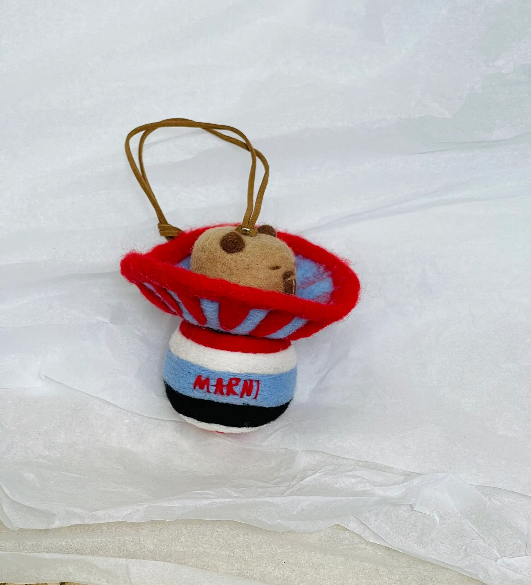 Marni felt pendant is super cute! The rope can be untied and knotted by yourself and comes with a blank dust bag (⚠️Note: It is purely handmade, each one is unique, if you mind, please place your order carefully)