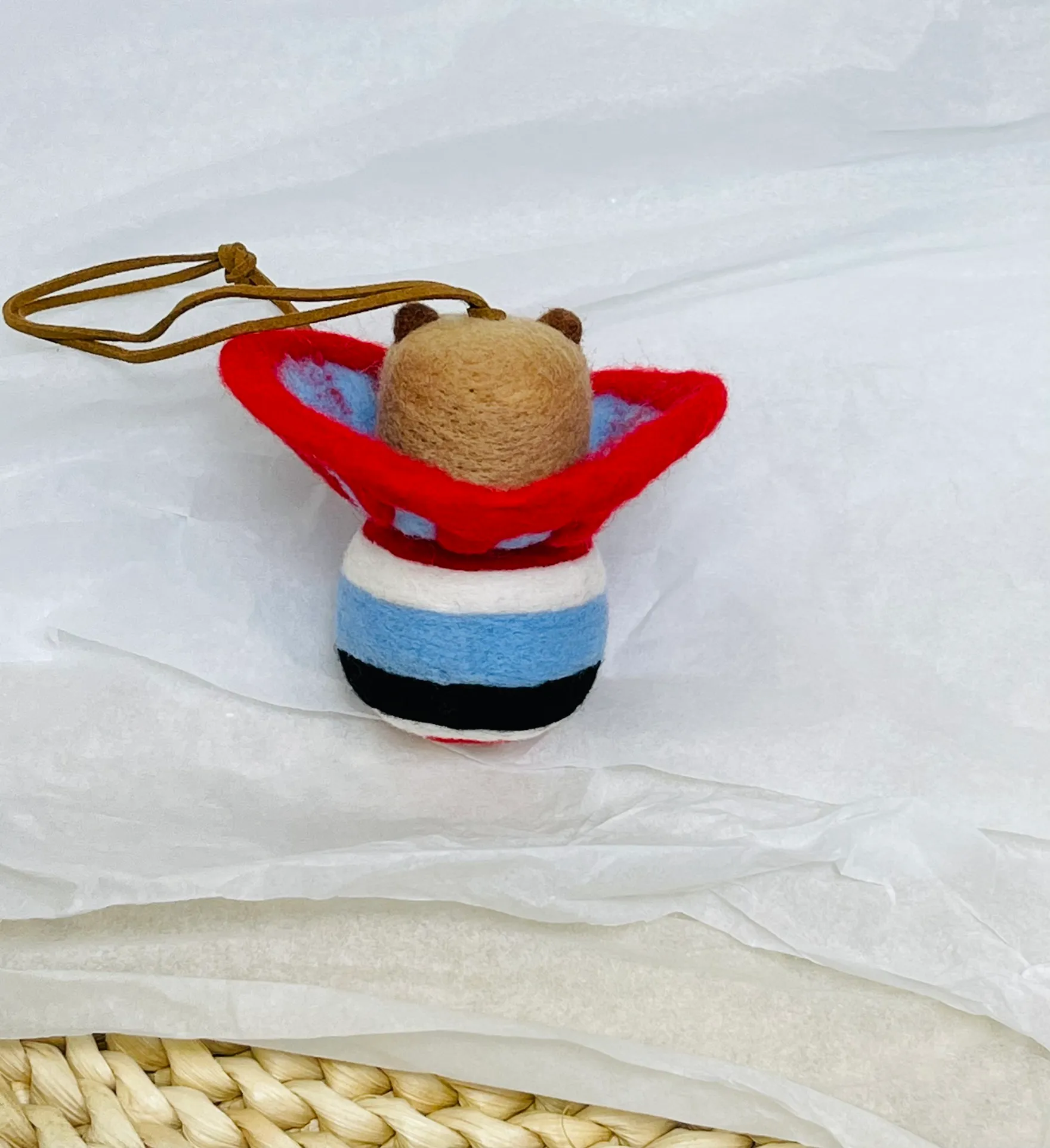 Marni felt pendant is super cute! The rope can be untied and knotted by yourself and comes with a blank dust bag (⚠️Note: It is purely handmade, each one is unique, if you mind, please place your order carefully)