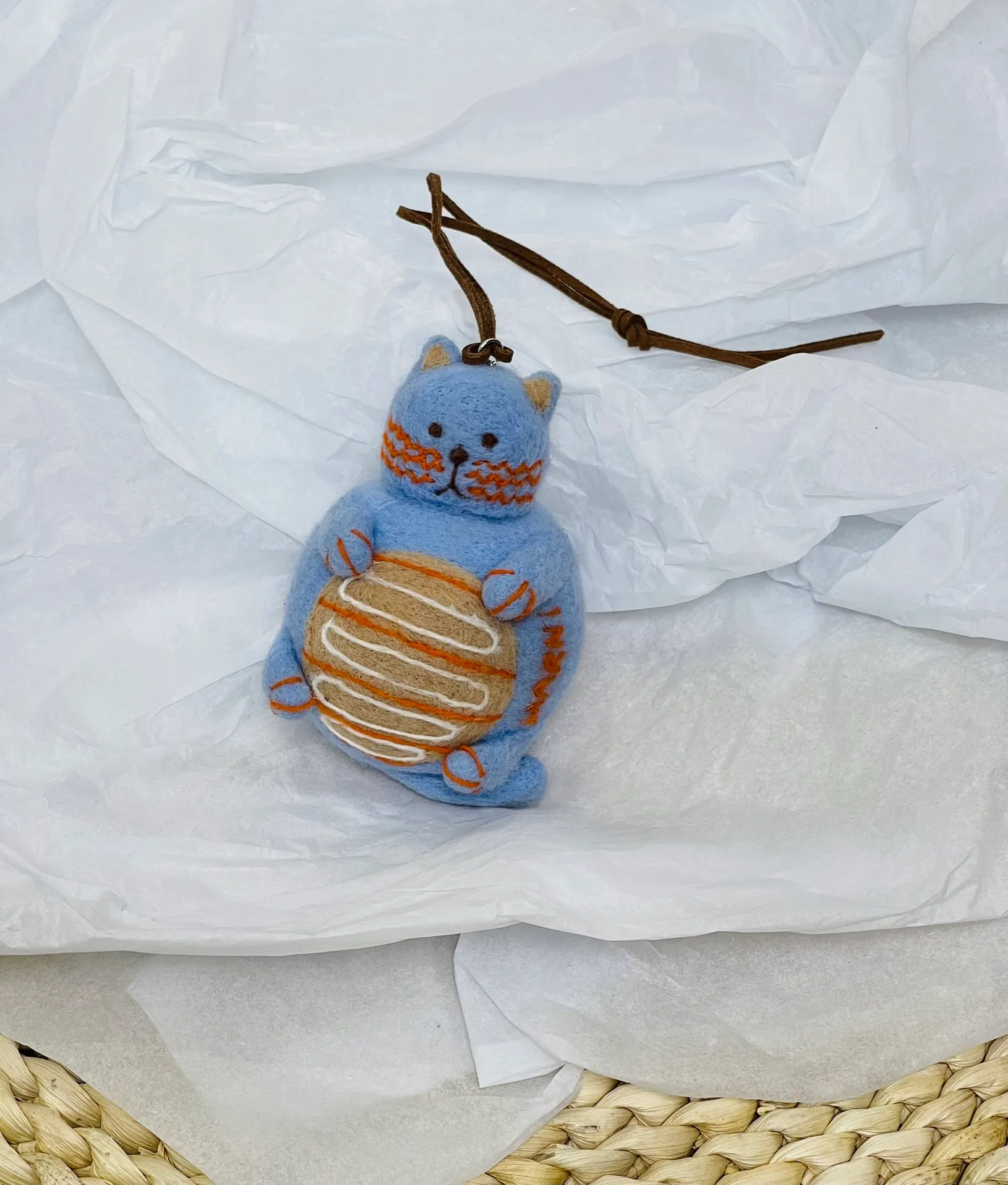 Marni felt pendant is super cute! The rope can be untied and knotted by yourself and comes with a blank dust bag (⚠️Note: It is purely handmade, each one is unique, if you mind, please place your order carefully)