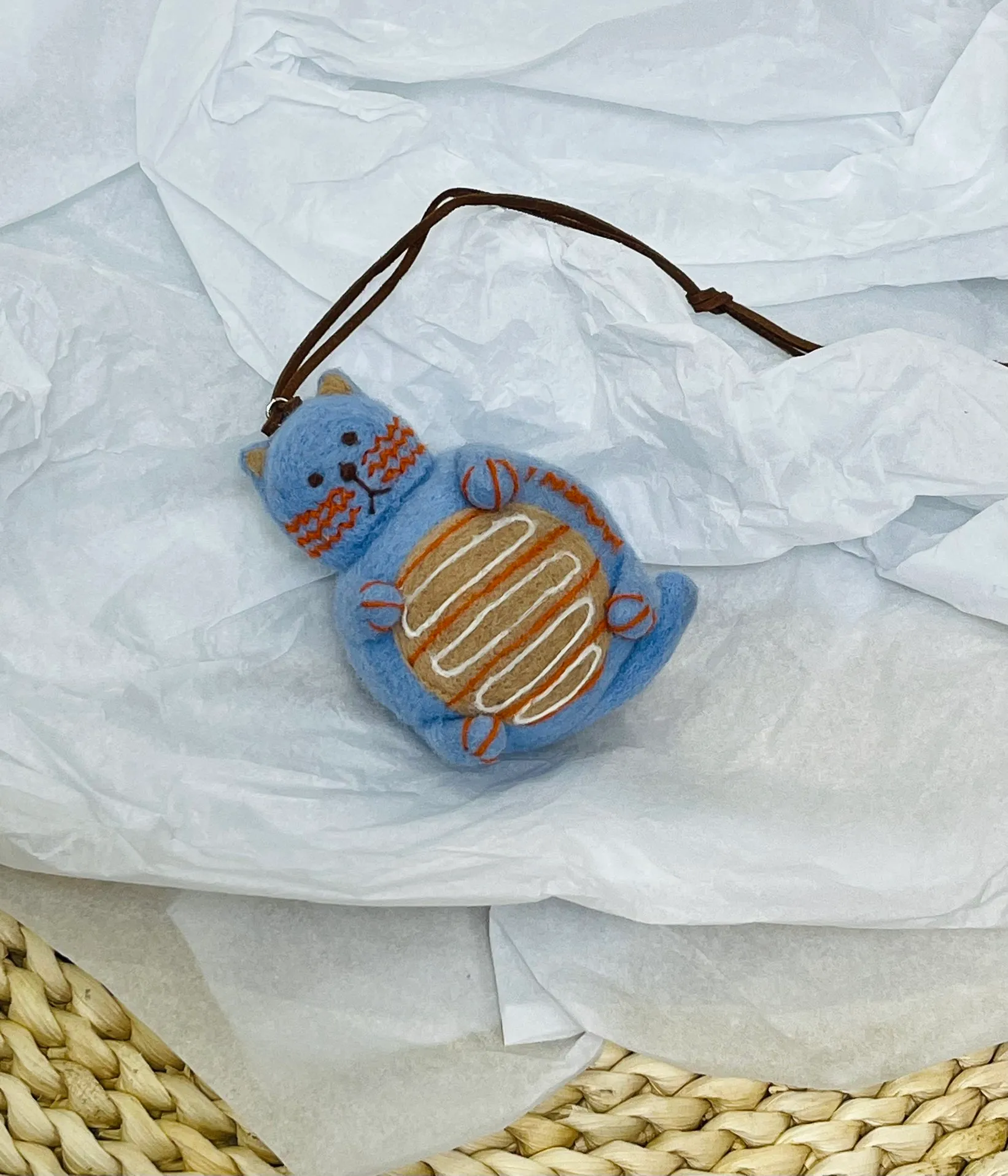 Marni felt pendant is super cute! The rope can be untied and knotted by yourself and comes with a blank dust bag (⚠️Note: It is purely handmade, each one is unique, if you mind, please place your order carefully)