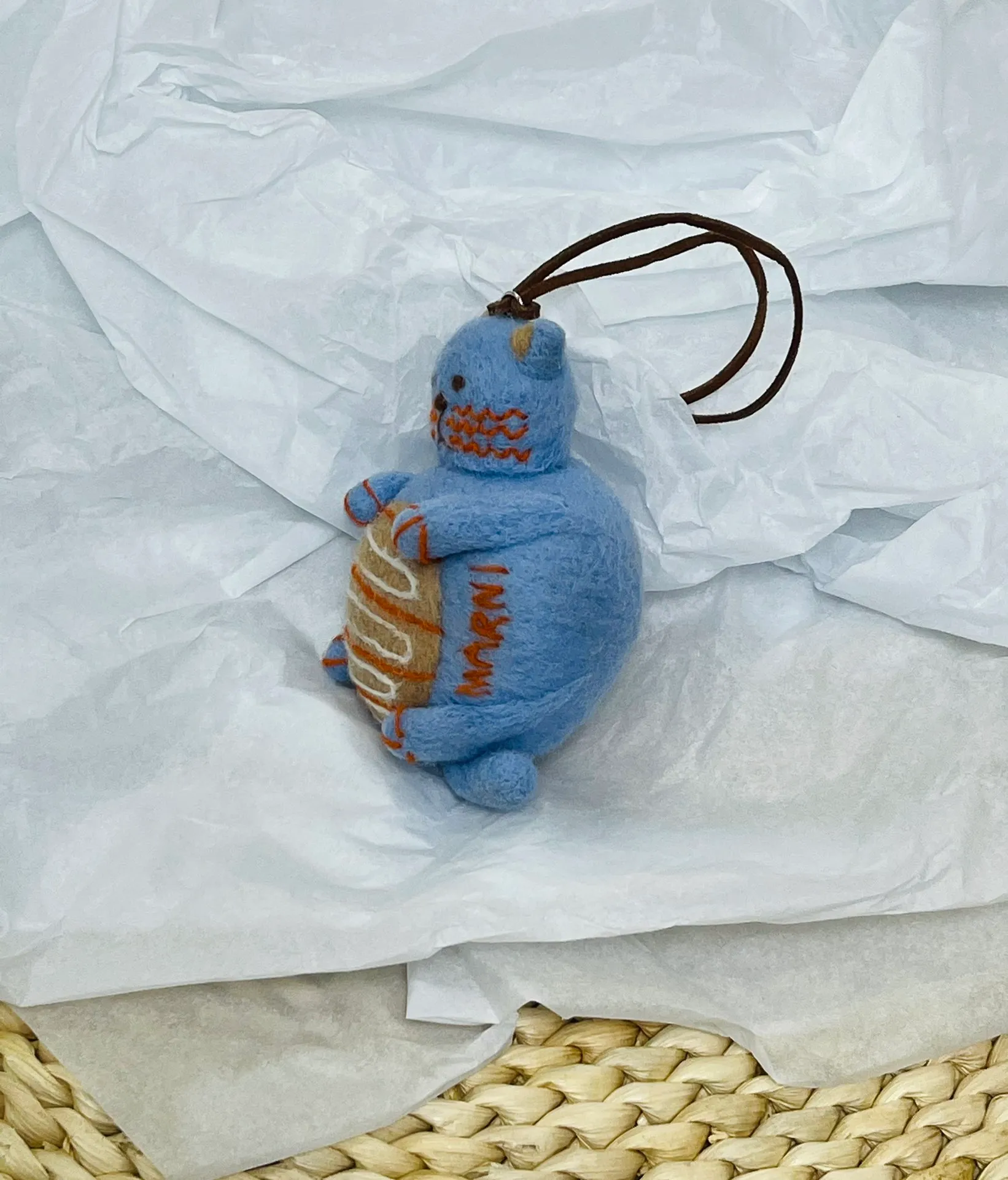 Marni felt pendant is super cute! The rope can be untied and knotted by yourself and comes with a blank dust bag (⚠️Note: It is purely handmade, each one is unique, if you mind, please place your order carefully)