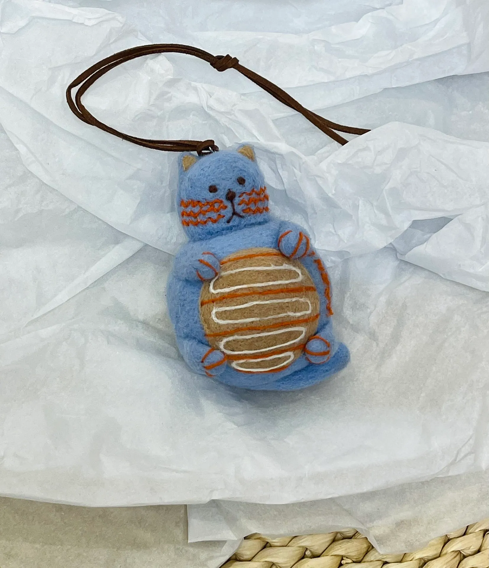 Marni felt pendant is super cute! The rope can be untied and knotted by yourself and comes with a blank dust bag (⚠️Note: It is purely handmade, each one is unique, if you mind, please place your order carefully)