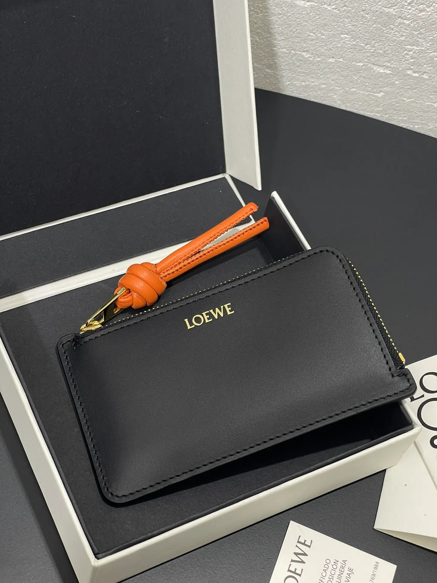 Satin nappa cowhide knot zipper small card holder, sheepskin lining, color-blocked knot pull tab, four card slots and zipper compartment. Style number 3793, size 13.5✕7 💰300