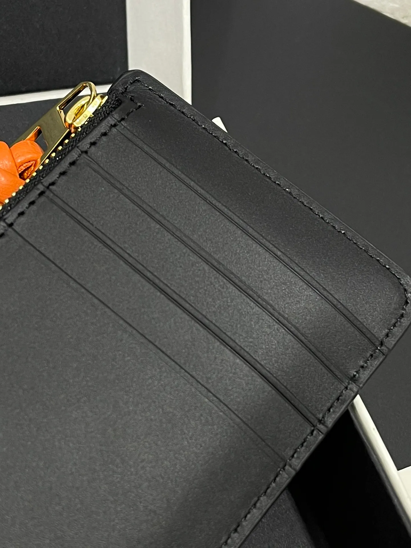 Satin nappa cowhide knot zipper small card holder, sheepskin lining, color-blocked knot pull tab, four card slots and zipper compartment. Style number 3793, size 13.5✕7 💰300