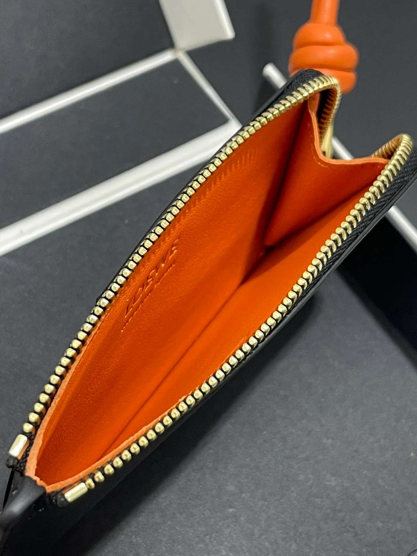 Satin nappa cowhide knot zipper small card holder, sheepskin lining, color-blocked knot pull tab, four card slots and zipper compartment. Style number 3793, size 13.5✕7 💰300
