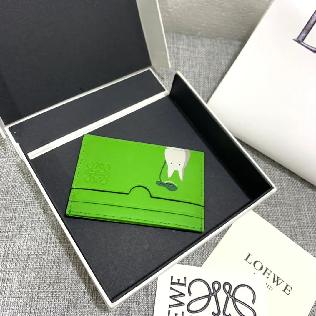 The special limited edition "Little Gray Rabbit" series single card holder is made of classic calfskin, using precise cutting technology and inlay technology. Its smart and exquisite design is dazzling. Style No. 3735, size 10*7 (Note⚠️: The Totoro pattern is spliced ​​and inlaid, and gaps and flakes are normal) 💰540