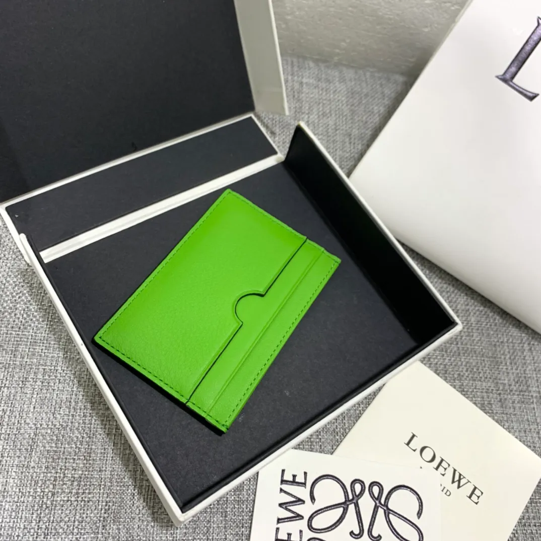 The special limited edition "Little Gray Rabbit" series single card holder is made of classic calfskin, using precise cutting technology and inlay technology. Its smart and exquisite design is dazzling. Style No. 3735, size 10*7 (Note⚠️: The Totoro pattern is spliced ​​and inlaid, and gaps and flakes are normal) 💰540