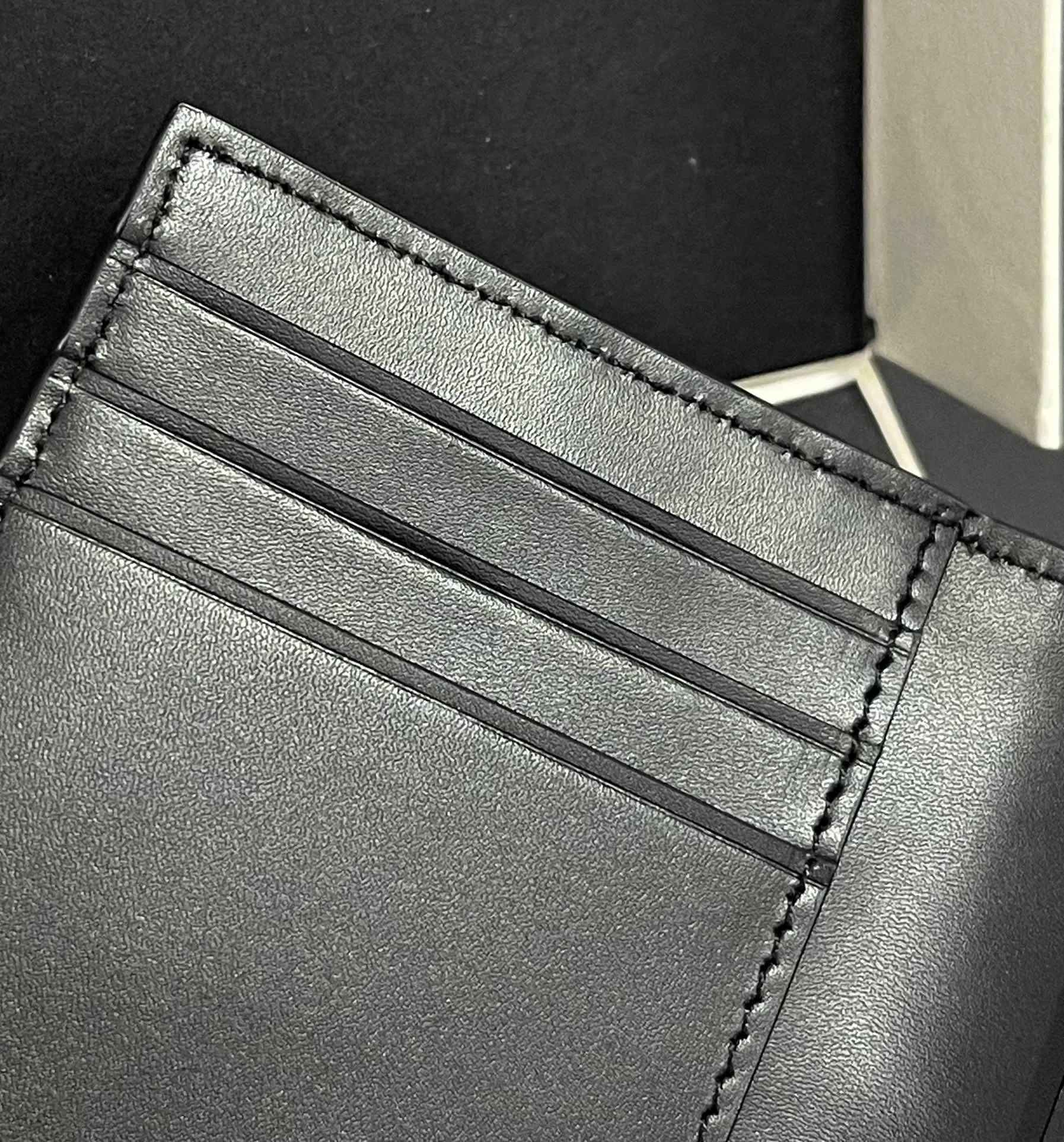 New men's folding small card holder made of calfskin, 8 card slots inside and one card slot outside ZP7800¥ Style No. 3817 Size 7.5✕11.3