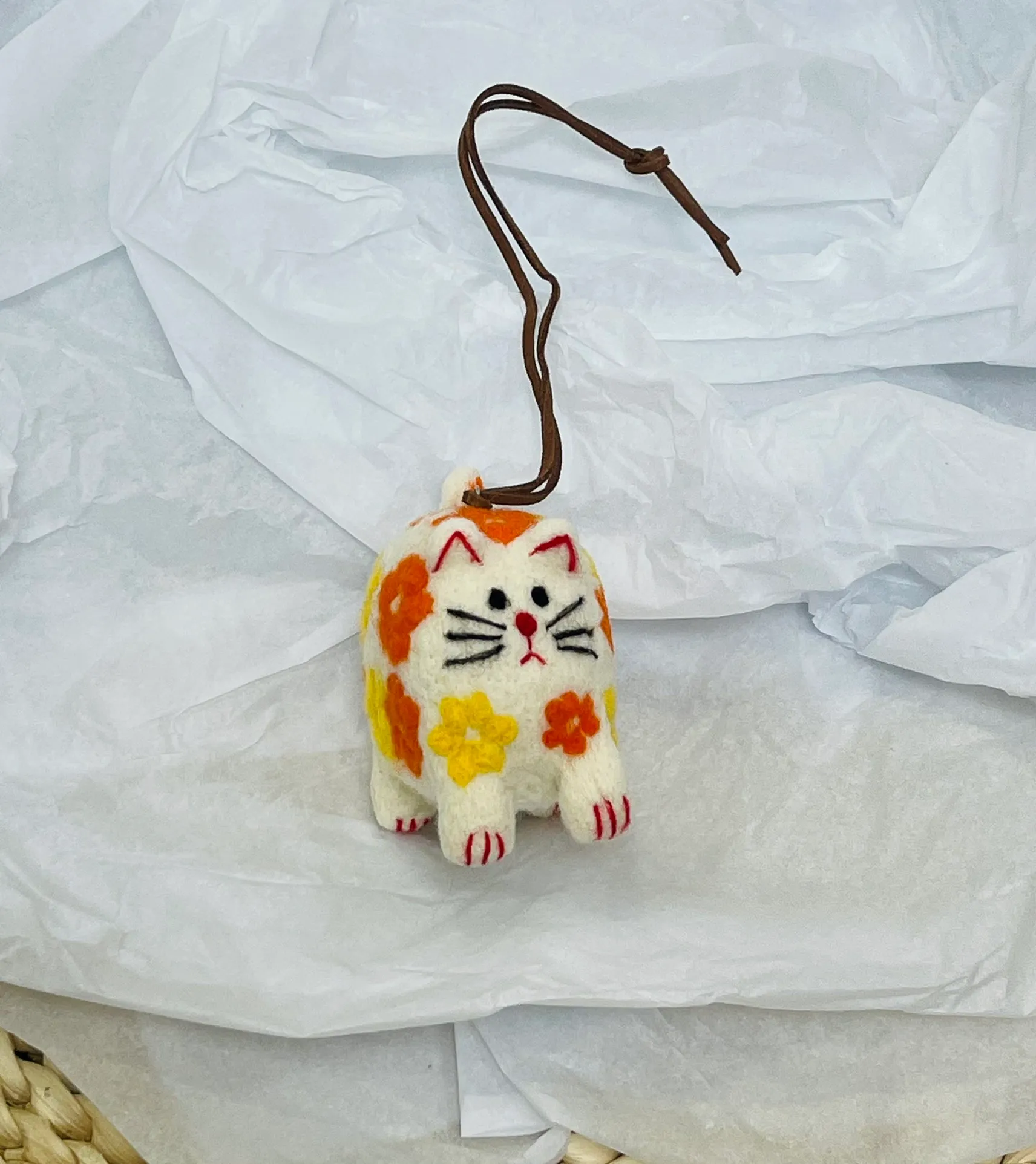 Marni felt pendant is super cute! The rope can be untied and knotted by yourself and comes with a blank dust bag (⚠️Note: It is purely handmade, each one is unique, if you mind, please place your order carefully)
