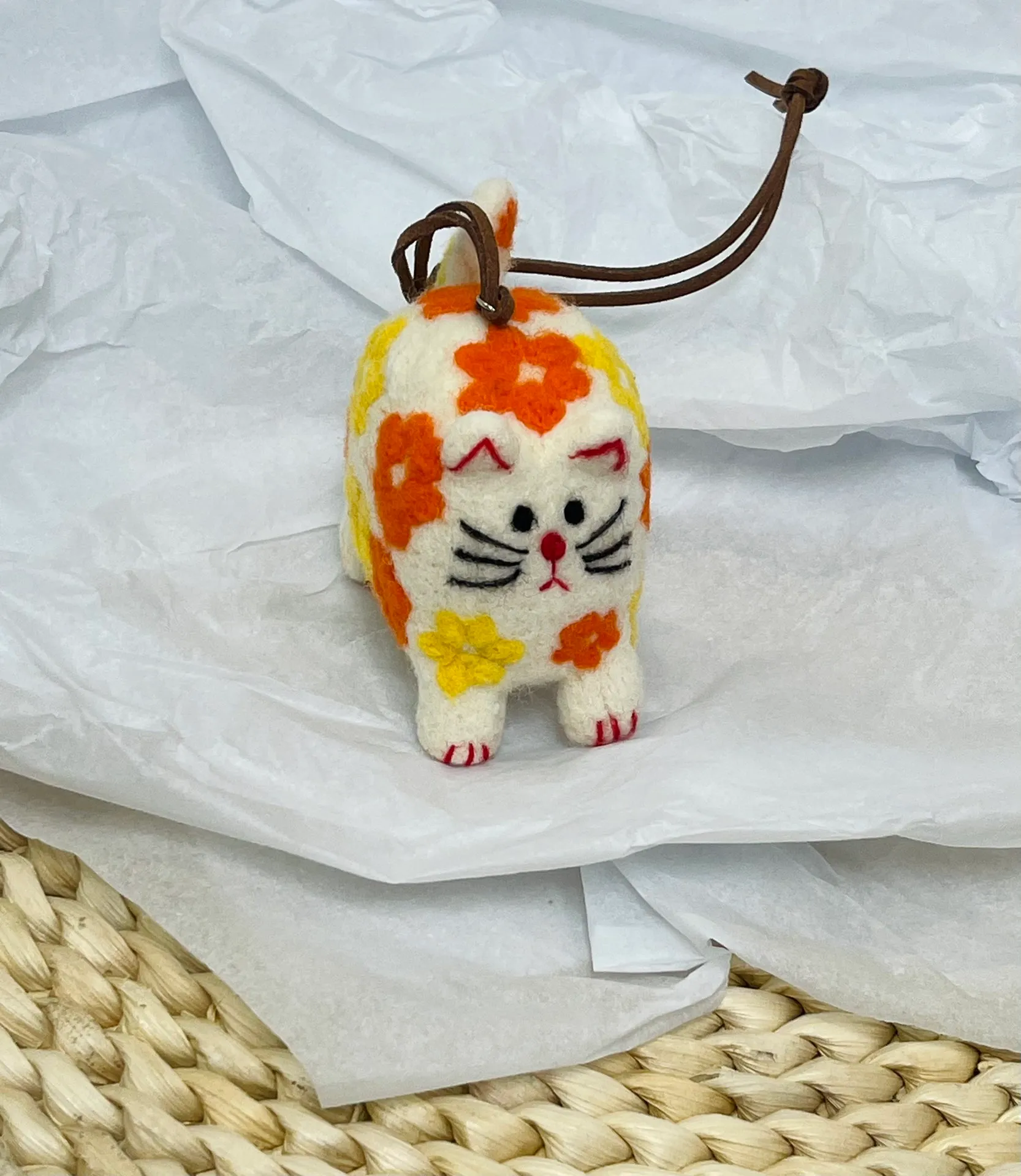 Marni felt pendant is super cute! The rope can be untied and knotted by yourself and comes with a blank dust bag (⚠️Note: It is purely handmade, each one is unique, if you mind, please place your order carefully)