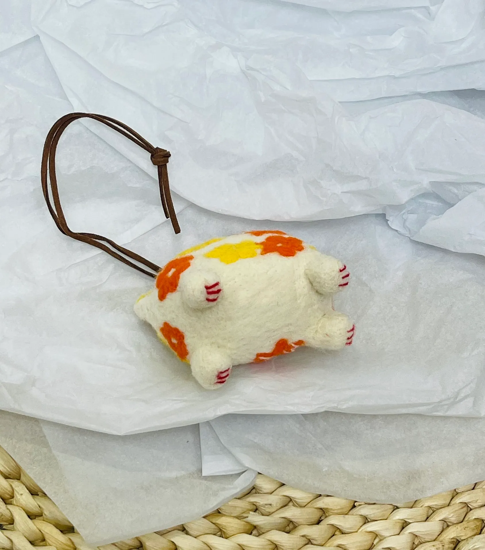 Marni felt pendant is super cute! The rope can be untied and knotted by yourself and comes with a blank dust bag (⚠️Note: It is purely handmade, each one is unique, if you mind, please place your order carefully)