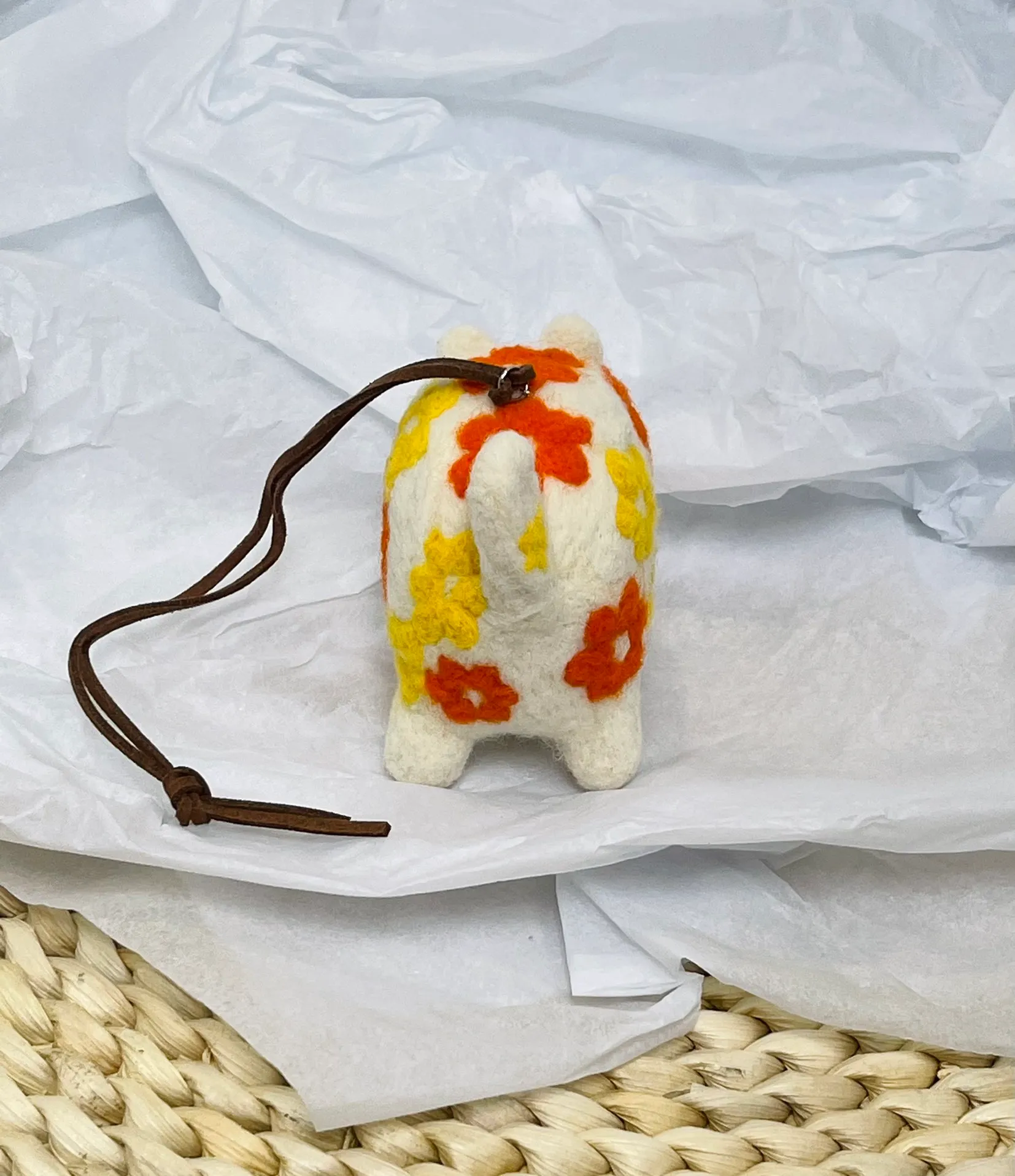 Marni felt pendant is super cute! The rope can be untied and knotted by yourself and comes with a blank dust bag (⚠️Note: It is purely handmade, each one is unique, if you mind, please place your order carefully)