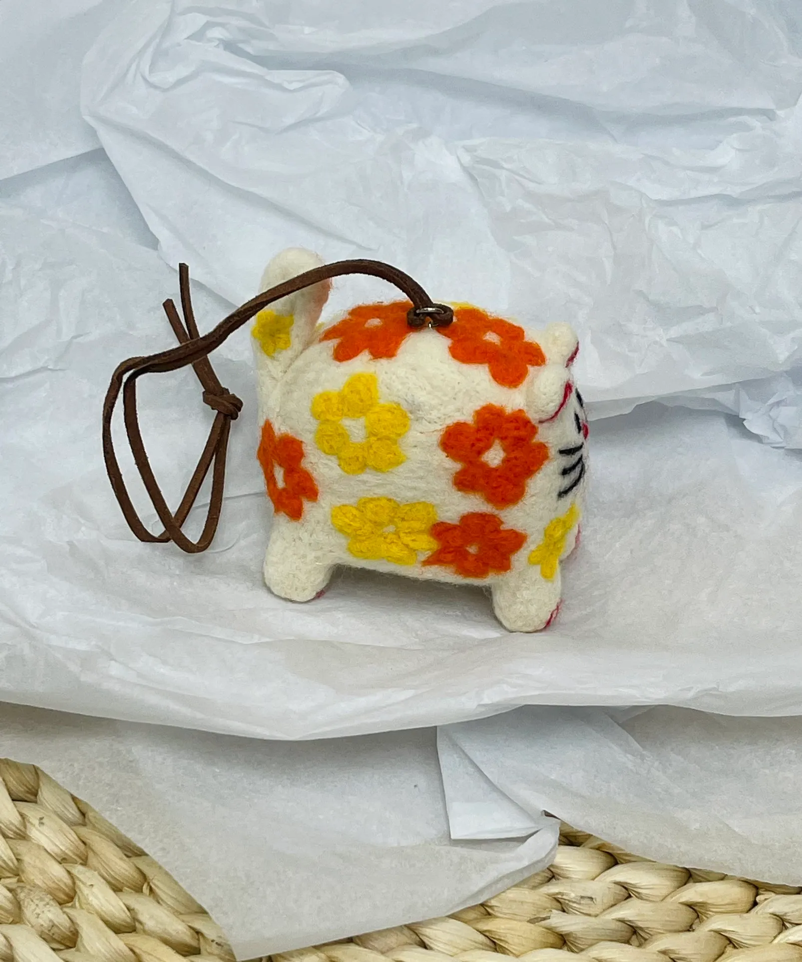 Marni felt pendant is super cute! The rope can be untied and knotted by yourself and comes with a blank dust bag (⚠️Note: It is purely handmade, each one is unique, if you mind, please place your order carefully)