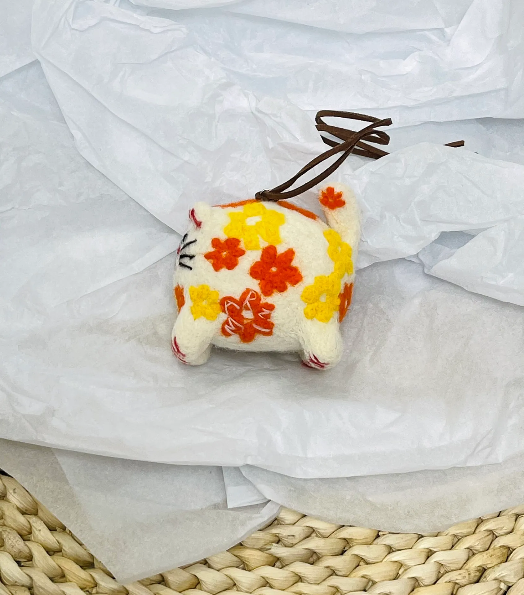 Marni felt pendant is super cute! The rope can be untied and knotted by yourself and comes with a blank dust bag (⚠️Note: It is purely handmade, each one is unique, if you mind, please place your order carefully)