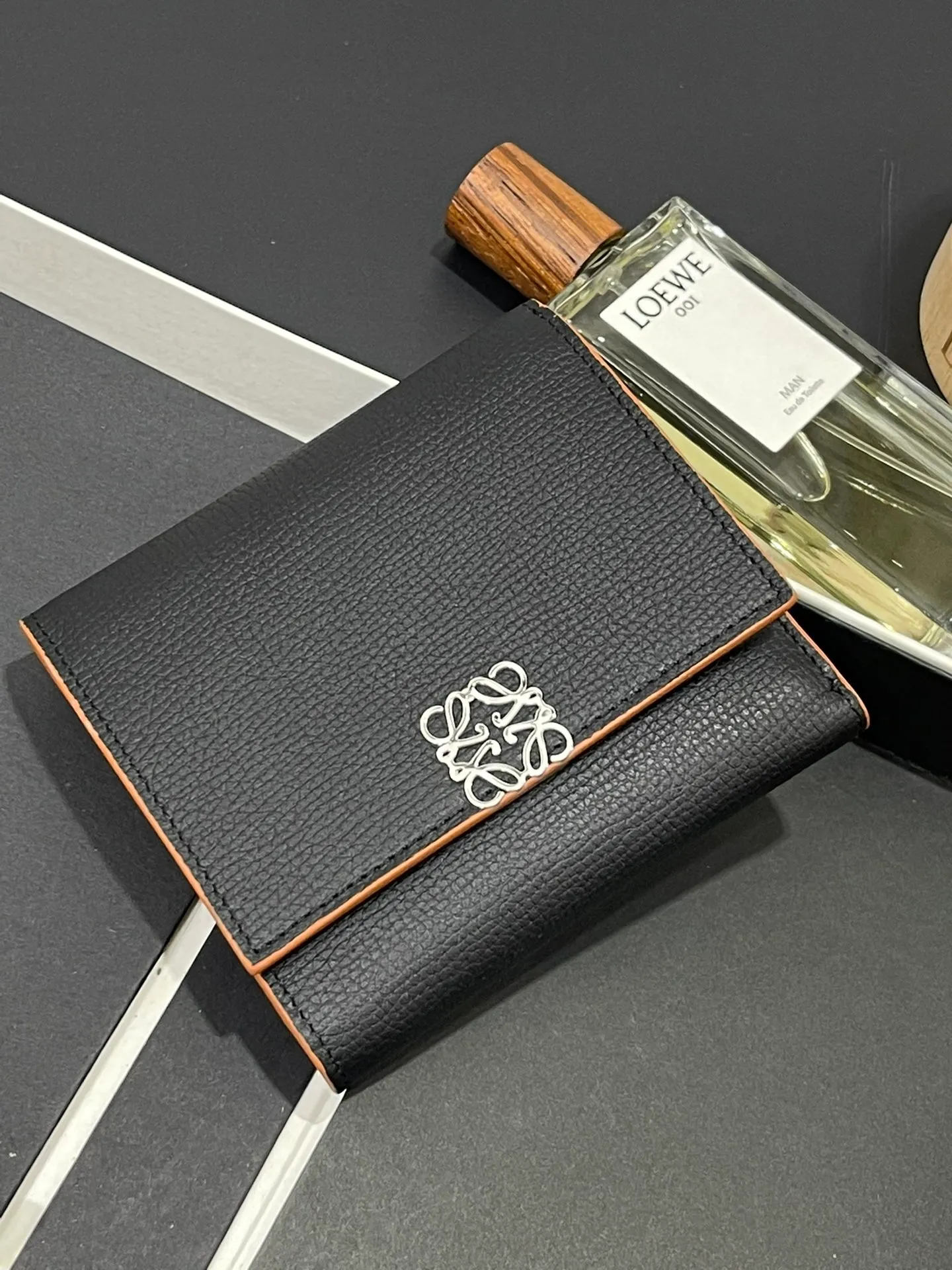 820💰 Short folding wallet made of pebbled cowhide, calfskin lining, card slots, zipper pocket, can enlarge banknotes. Style number 3729, 💰820 size 10*11