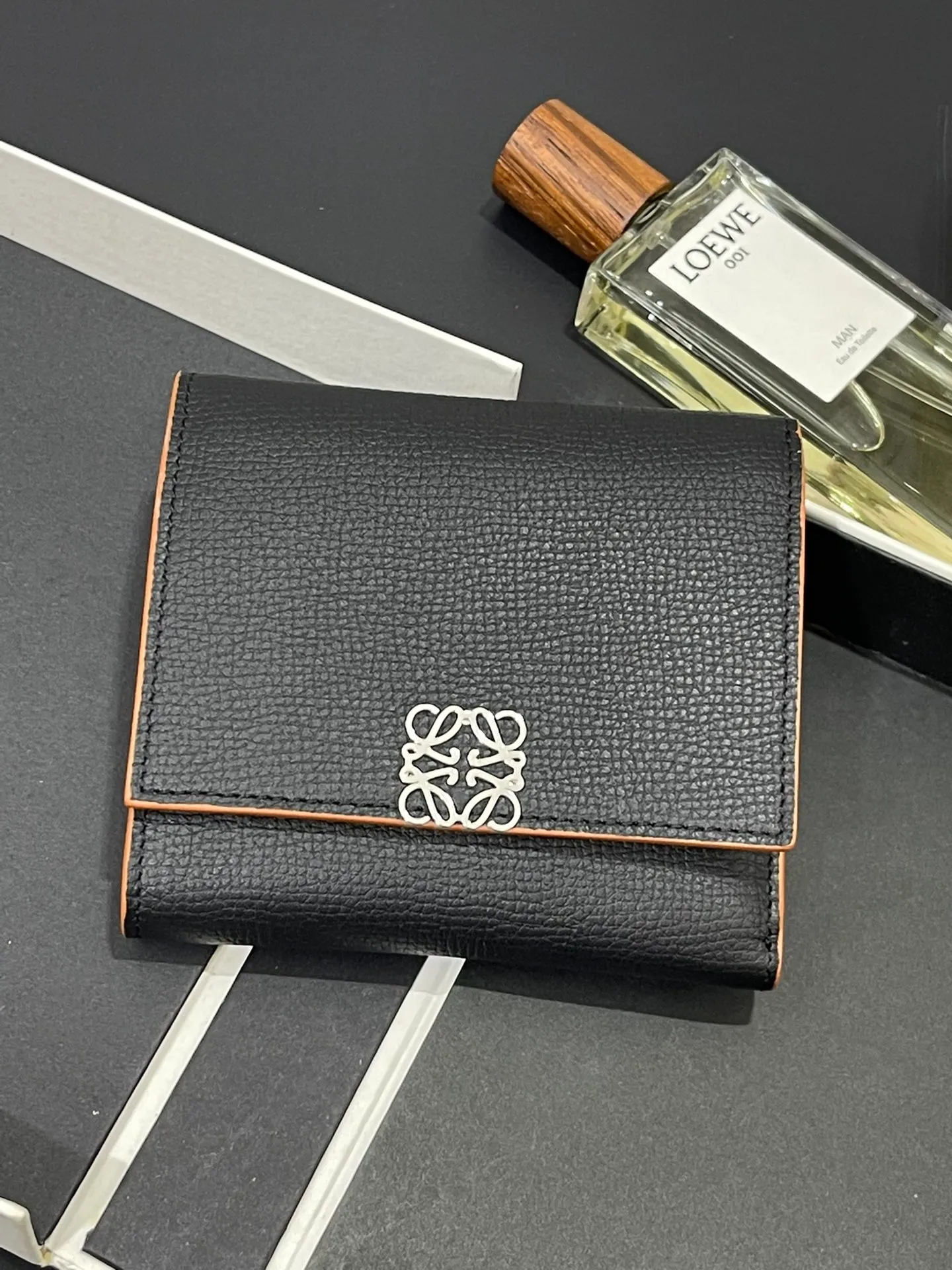 820💰 Short folding wallet made of pebbled cowhide, calfskin lining, card slots, zipper pocket, can enlarge banknotes. Style number 3729, 💰820 size 10*11