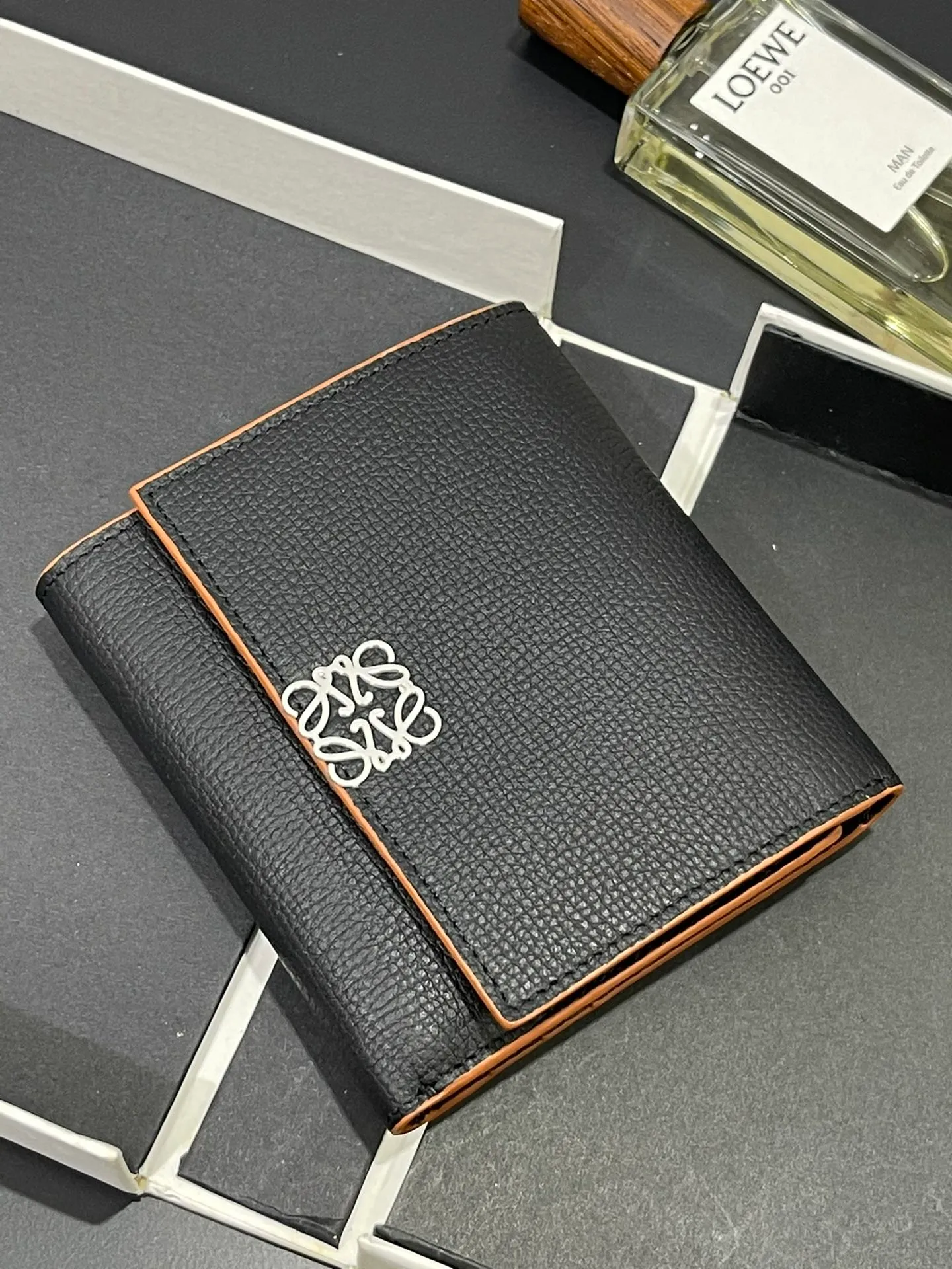 820💰 Short folding wallet made of pebbled cowhide, calfskin lining, card slots, zipper pocket, can enlarge banknotes. Style number 3729, 💰820 size 10*11