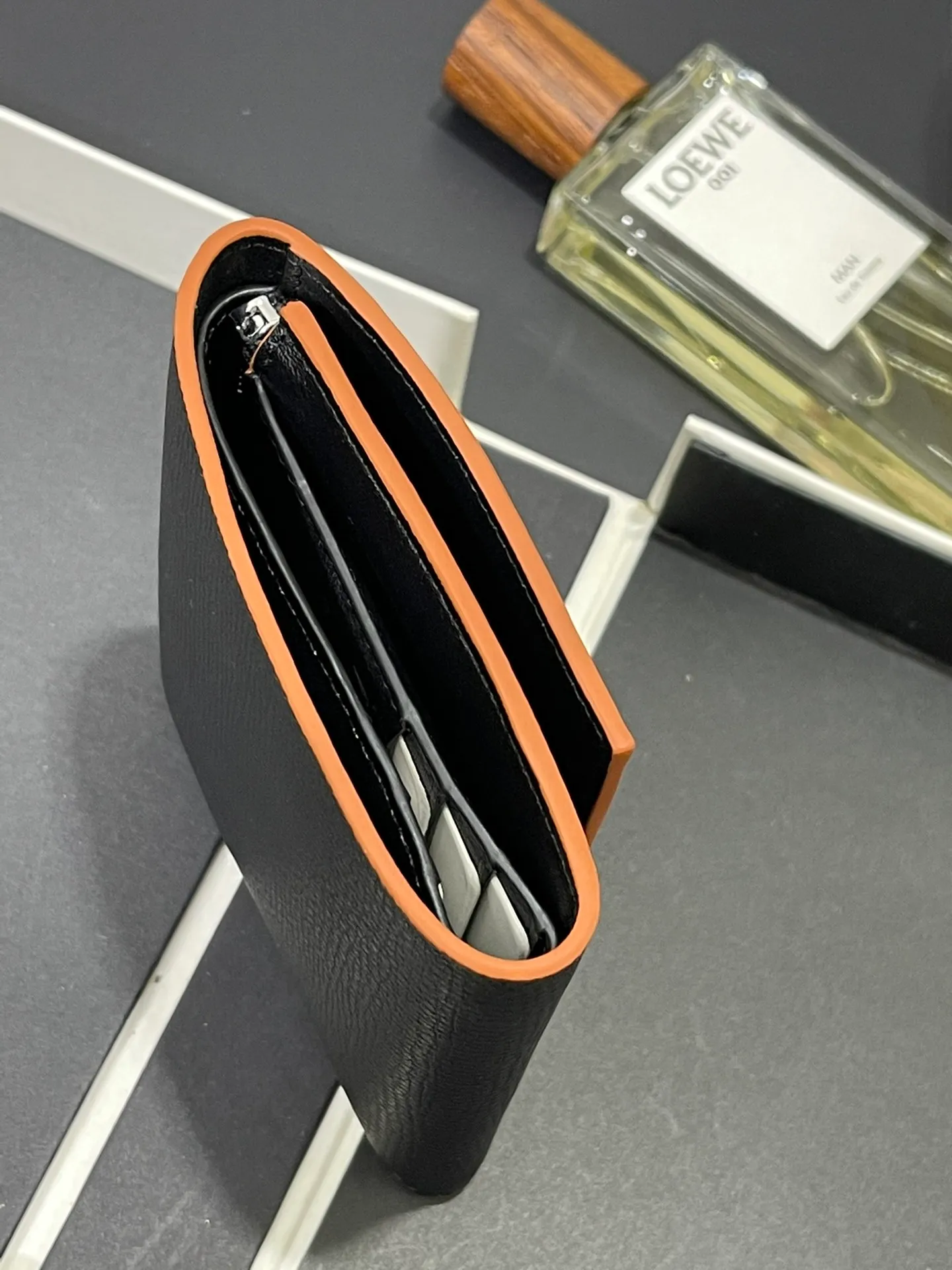 820💰 Short folding wallet made of pebbled cowhide, calfskin lining, card slots, zipper pocket, can enlarge banknotes. Style number 3729, 💰820 size 10*11