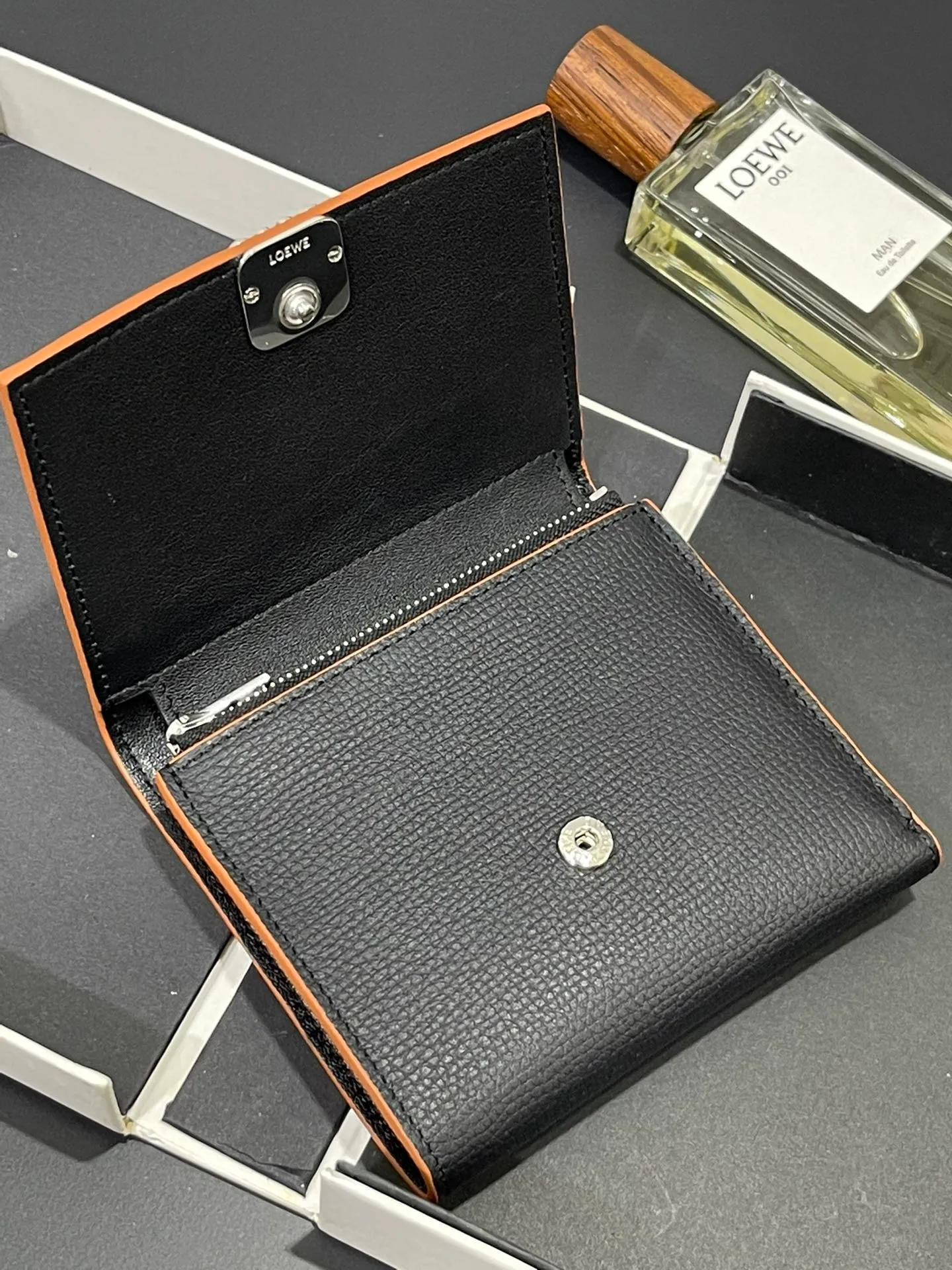 820💰 Short folding wallet made of pebbled cowhide, calfskin lining, card slots, zipper pocket, can enlarge banknotes. Style number 3729, 💰820 size 10*11