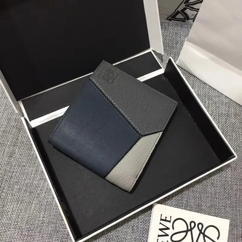 600💰 ## Men's Puzzle bifold wallet series color-blocked short clip is made of piqué calfskin. Its design features: 8 credit card slots and 2 slip pockets. Style number 3582, size 11.5*10