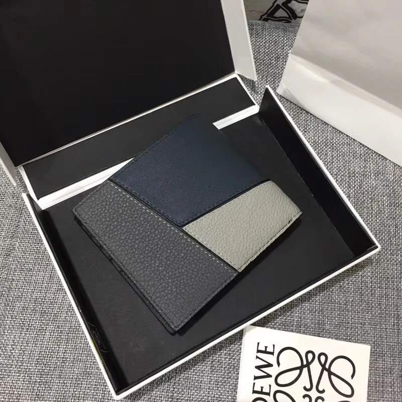 600💰 ## Men's Puzzle bifold wallet series color-blocked short clip is made of piqué calfskin. Its design features: 8 credit card slots and 2 slip pockets. Style number 3582, size 11.5*10