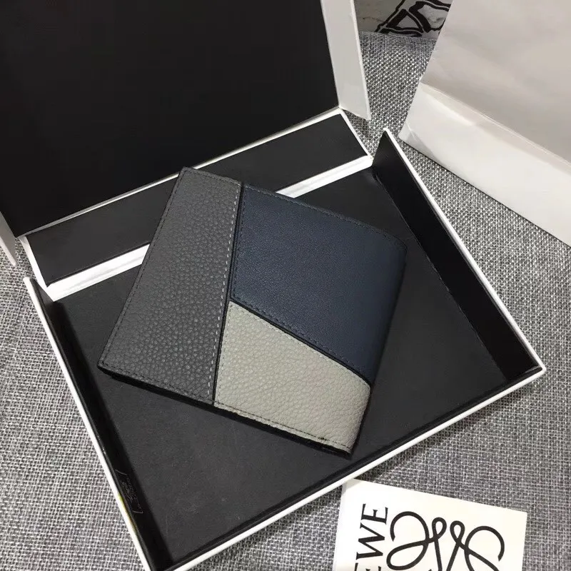600💰 ## Men's Puzzle bifold wallet series color-blocked short clip is made of piqué calfskin. Its design features: 8 credit card slots and 2 slip pockets. Style number 3582, size 11.5*10
