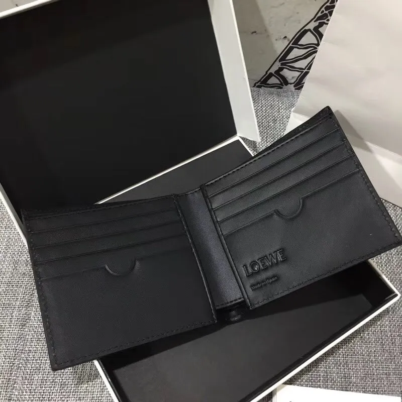 600💰 ## Men's Puzzle bifold wallet series color-blocked short clip is made of piqué calfskin. Its design features: 8 credit card slots and 2 slip pockets. Style number 3582, size 11.5*10