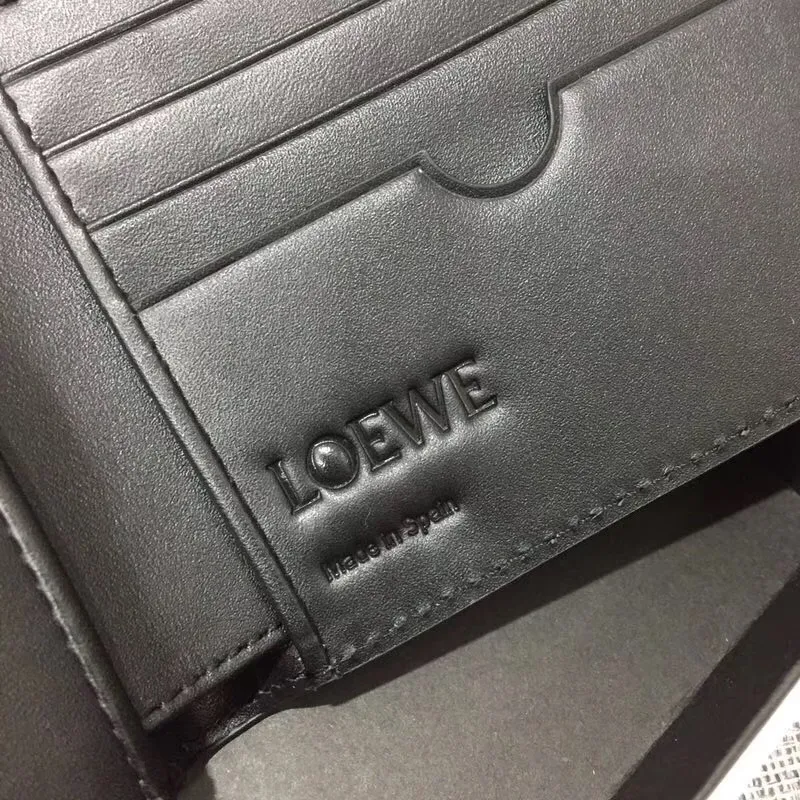 600💰 ## Men's Puzzle bifold wallet series color-blocked short clip is made of piqué calfskin. Its design features: 8 credit card slots and 2 slip pockets. Style number 3582, size 11.5*10
