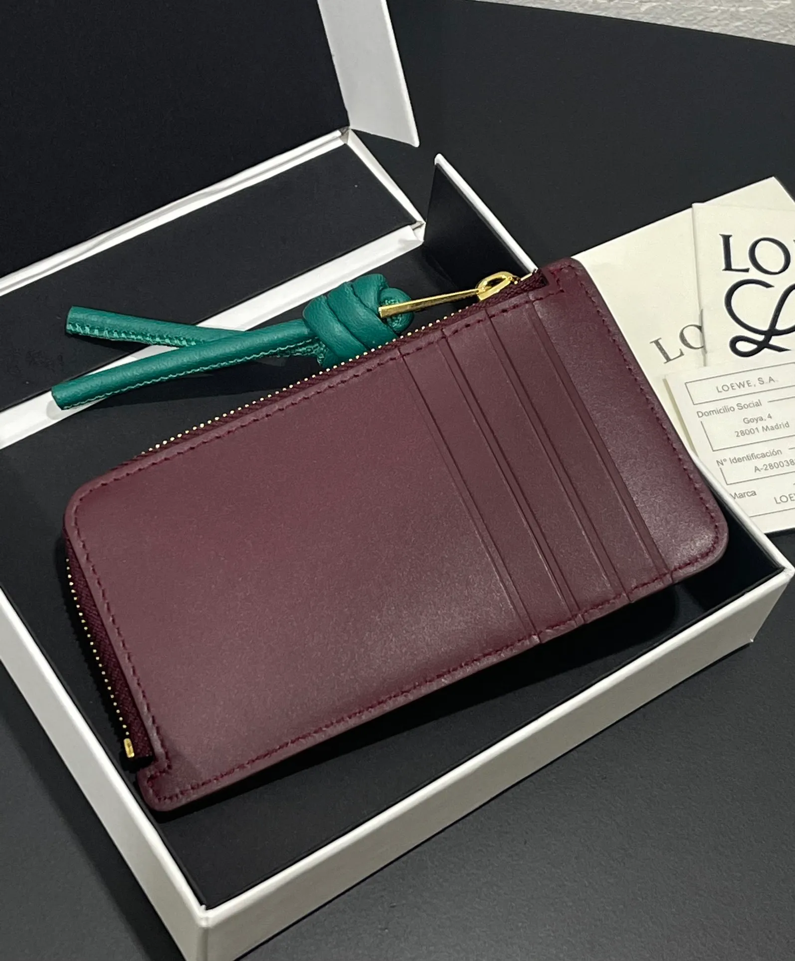 Satin nappa cowhide knot zipper small card holder, sheepskin lining, color-blocked knot pull tab, four card slots and zipper compartment. Style number 3793, size 13.5✕7 💰300
